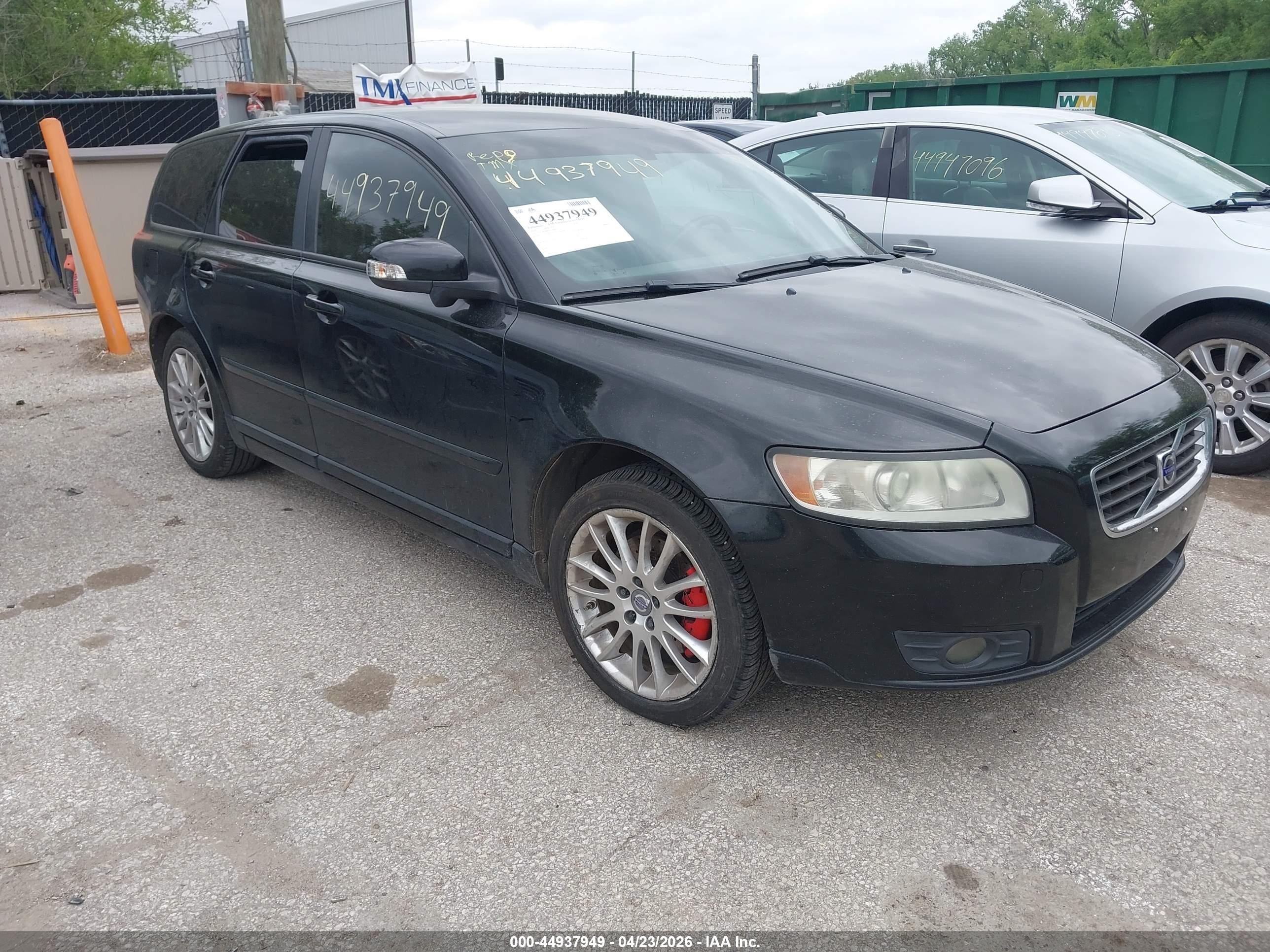 2010 Volvo V50, VIN YV1382MW0A2568636 — Front end