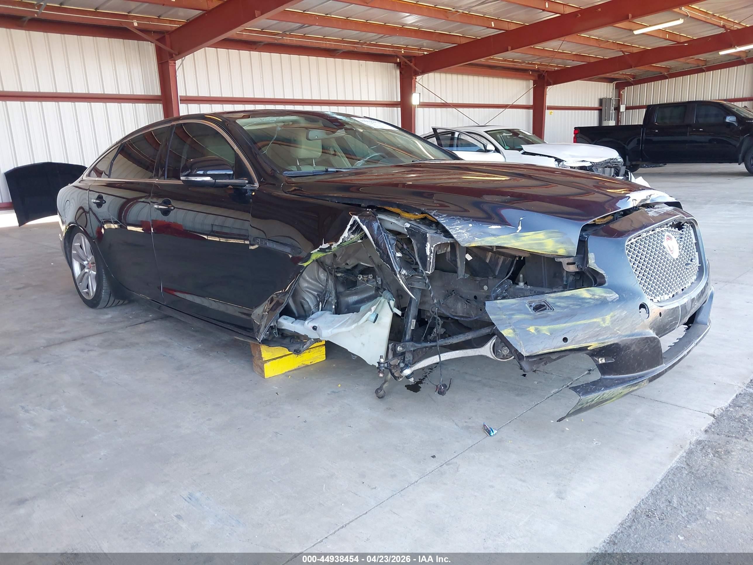 2014 Jaguar XJ Portfolio, VIN SAJWA2GZ4E8V63571 — Перед