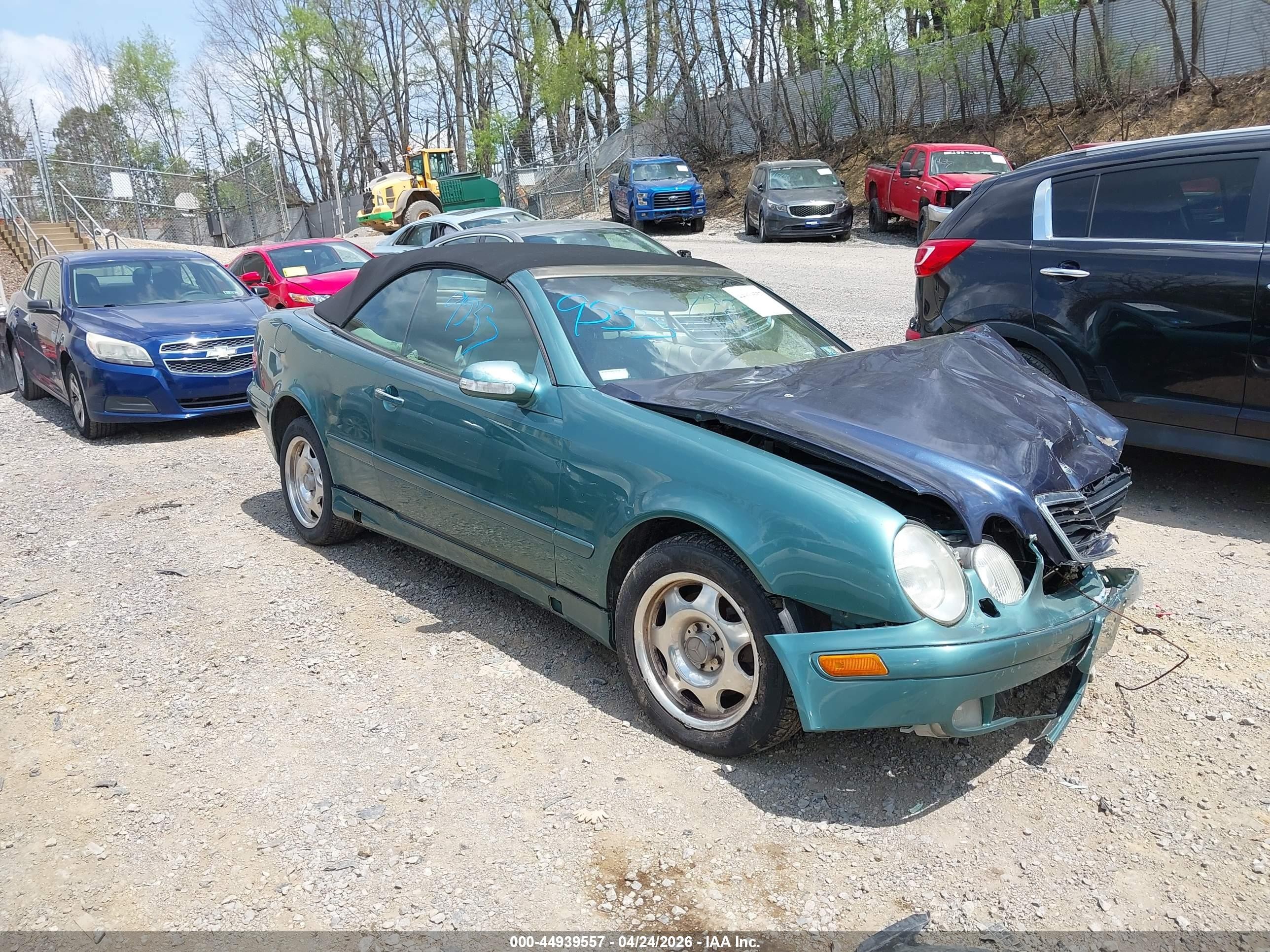 2000 Mercedes-Benz CLK 320/430, VIN WDBLK65GXYT030650 — Front end