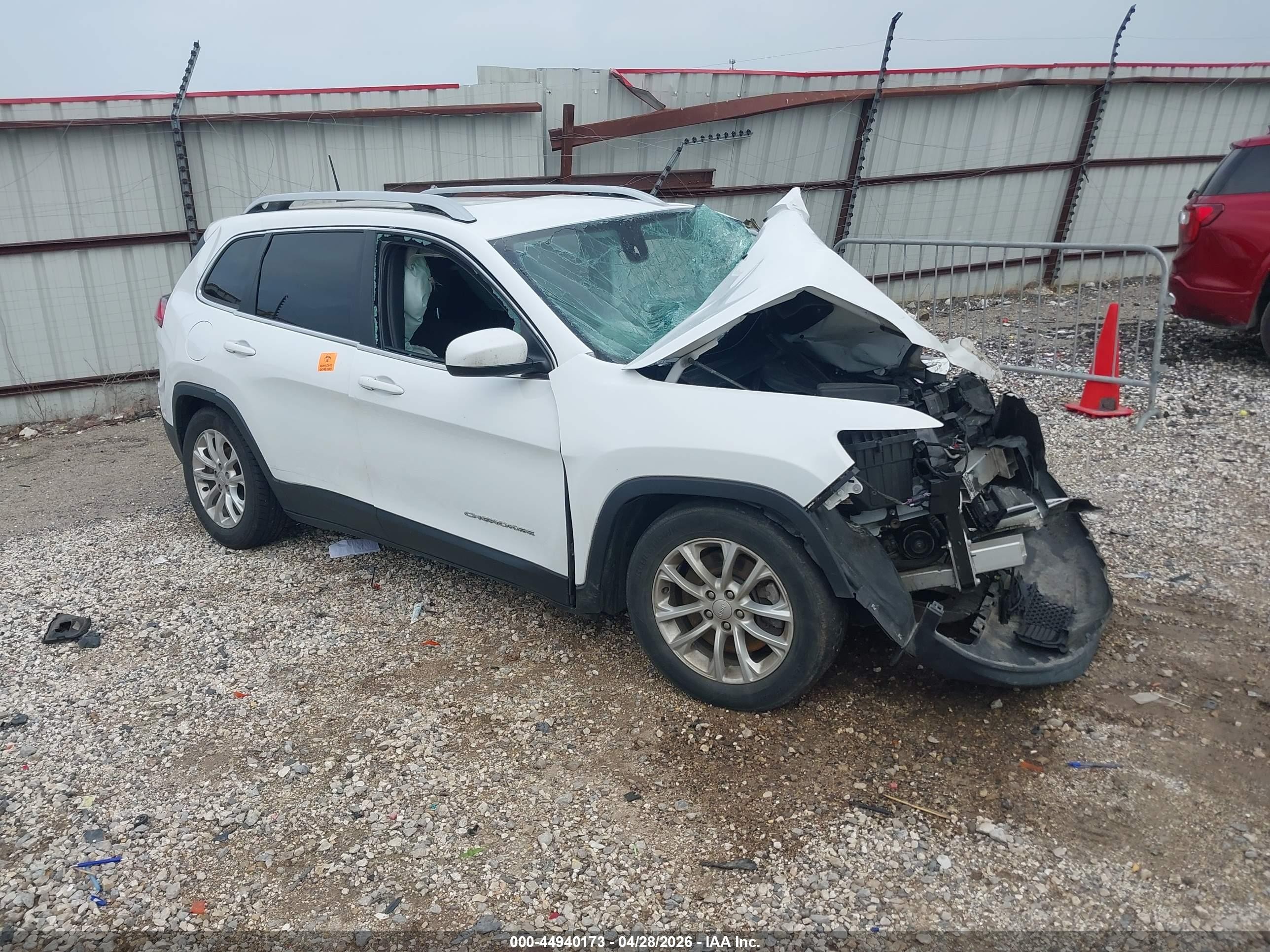 2019 Jeep Cherokee Latitude, VIN 1C4PJLCB9KD420152 — Front end