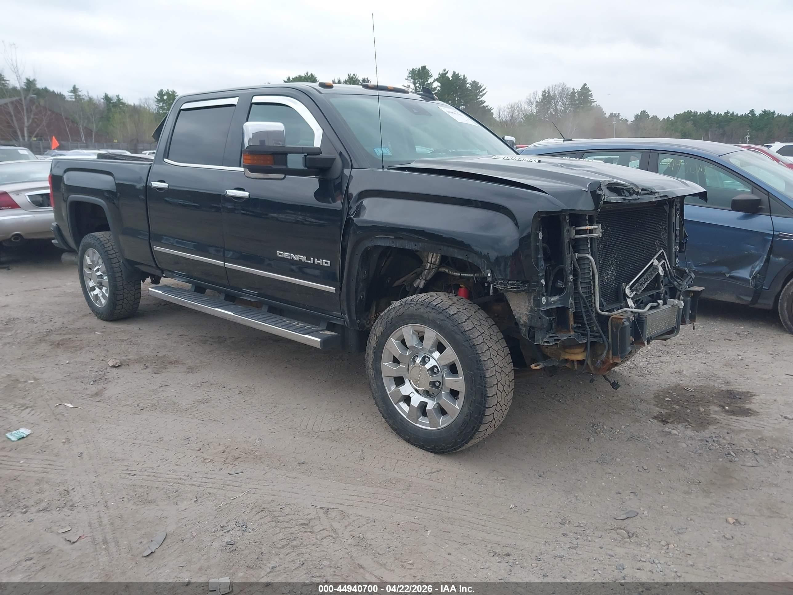 2015 GMC Sierra 2500HD Denali, VIN 1GT120E85FF675085 — Front end