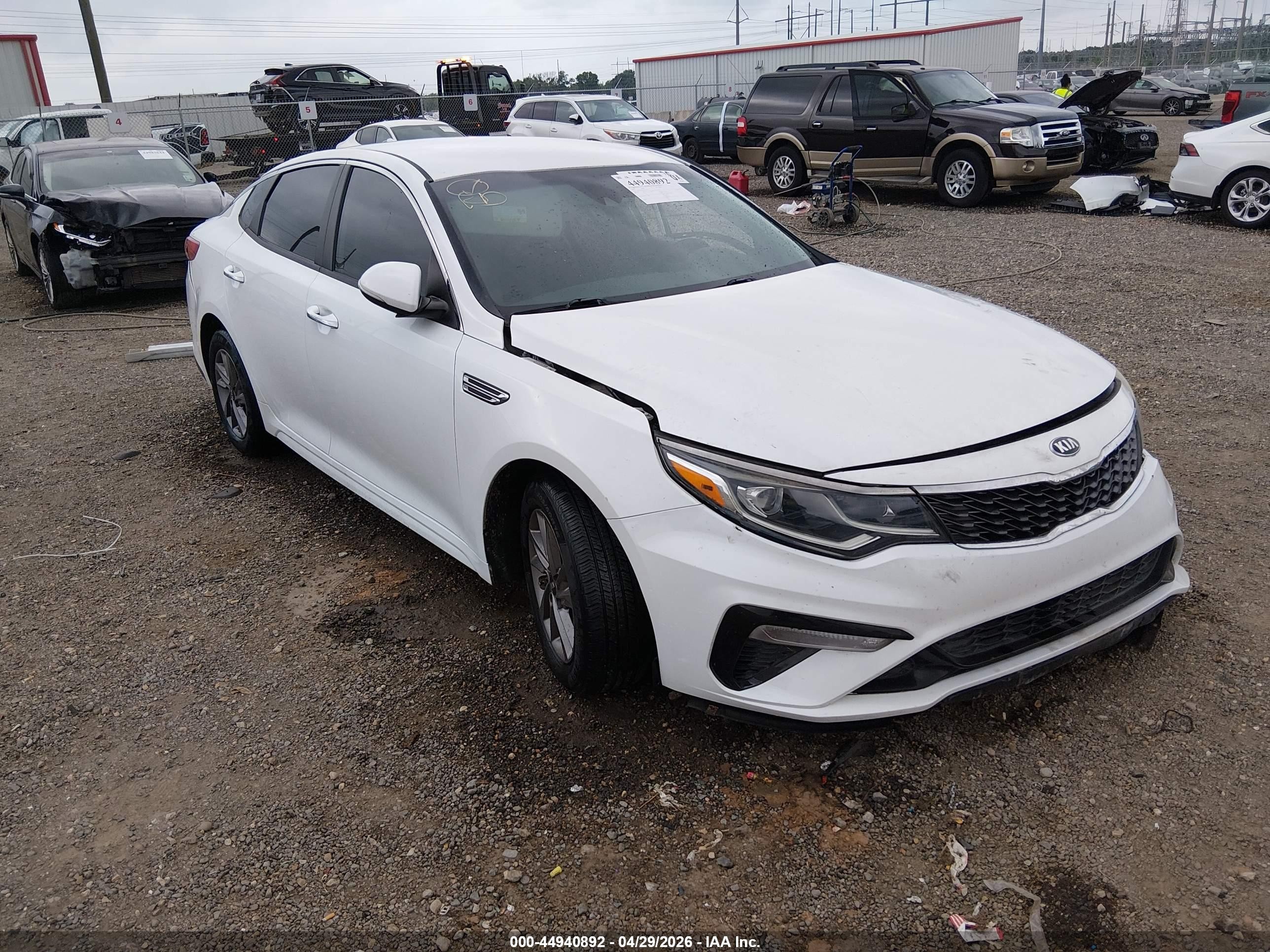 2020 Kia Optima LX, VIN 5XXGT4L34LG435478 — Бок