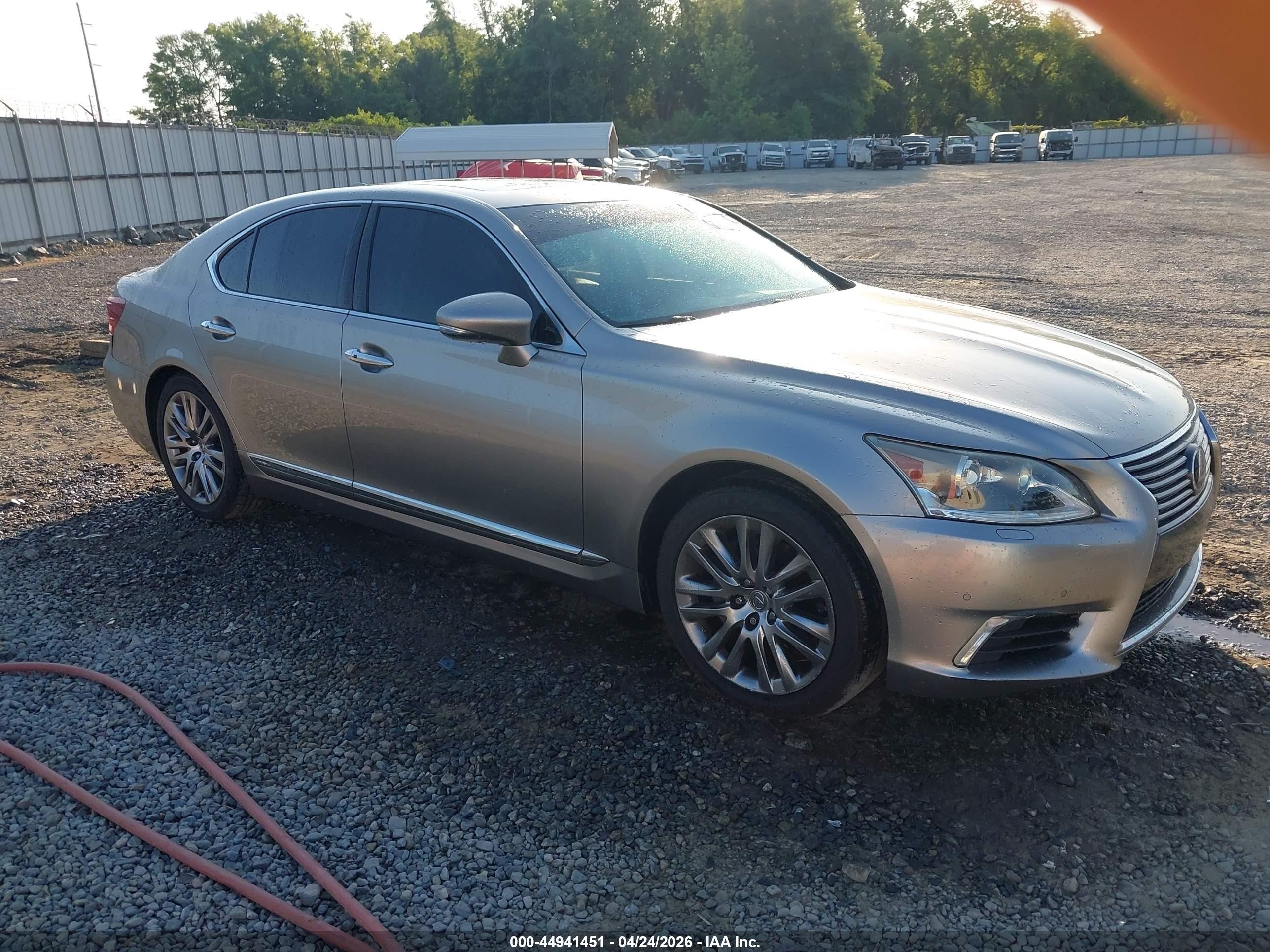 2016 Lexus LS 460, VIN JTHBL5EF0G5141107 — Side