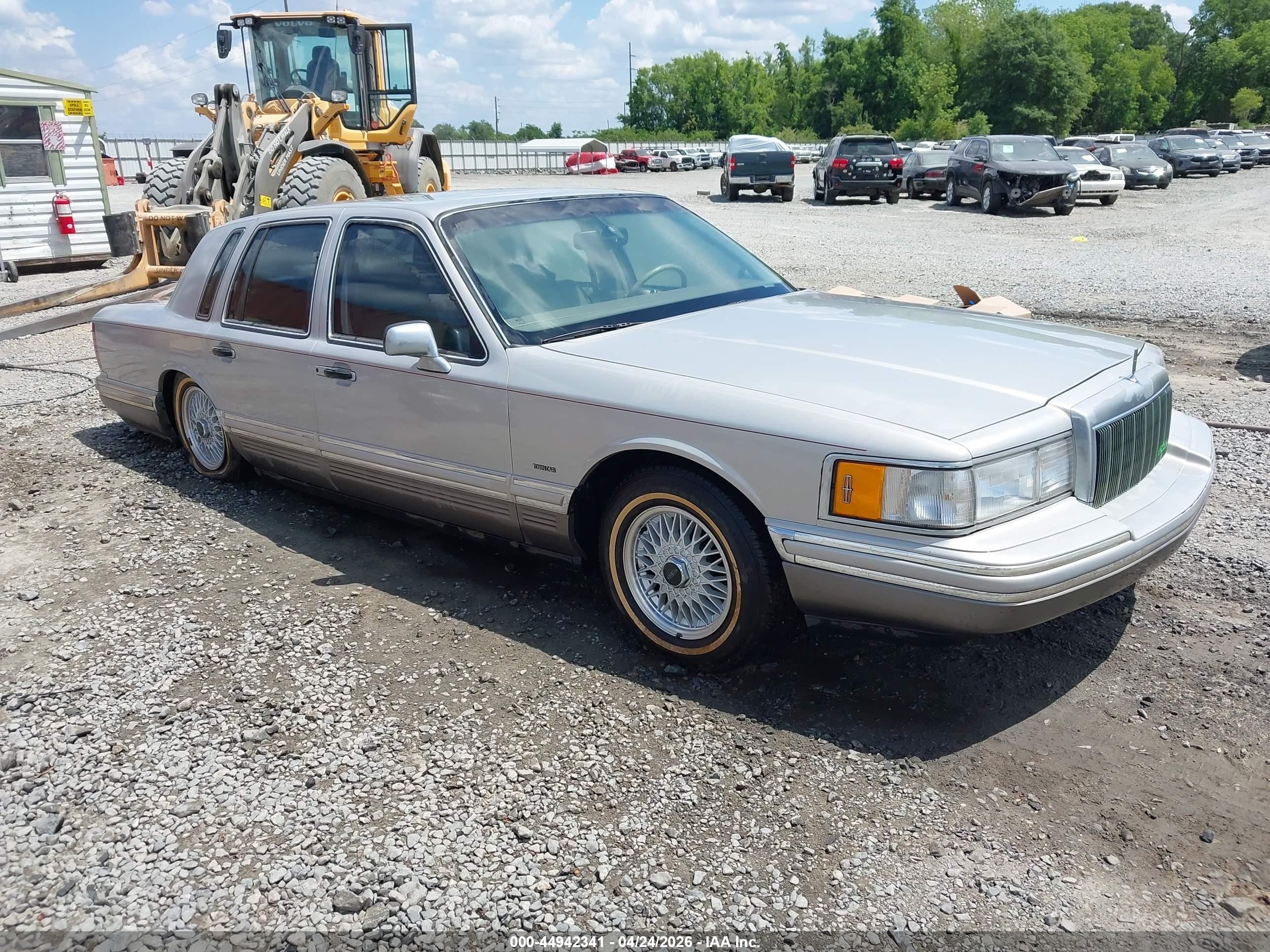 1991 Lincoln Town Car, VIN 1LNCM83W2MY678980 — Normal wear