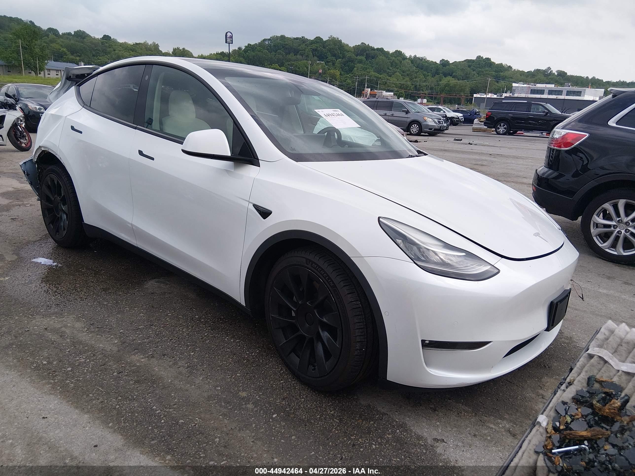 2021 Tesla Model Y Long Range, VIN 5YJYGDEE1MF152029 — Rear end