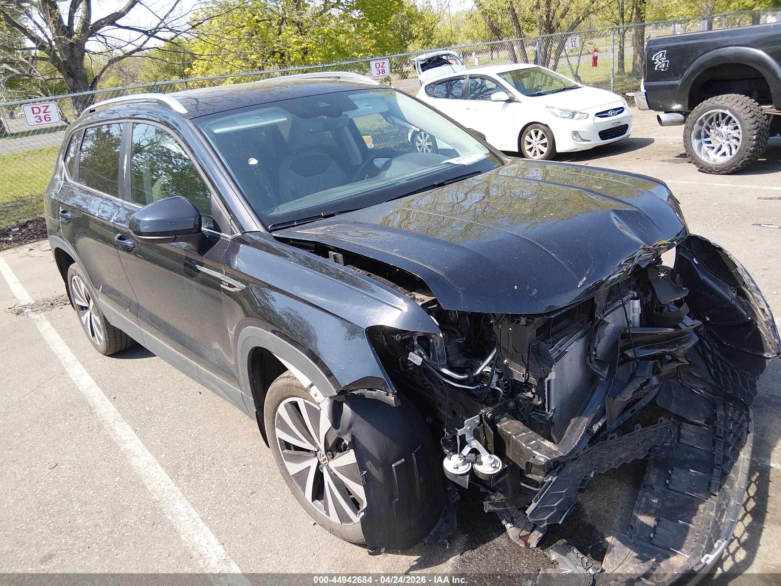 2024 Volkswagen Taos SE, VIN 3VVEX7B22RM096833 — Front end
