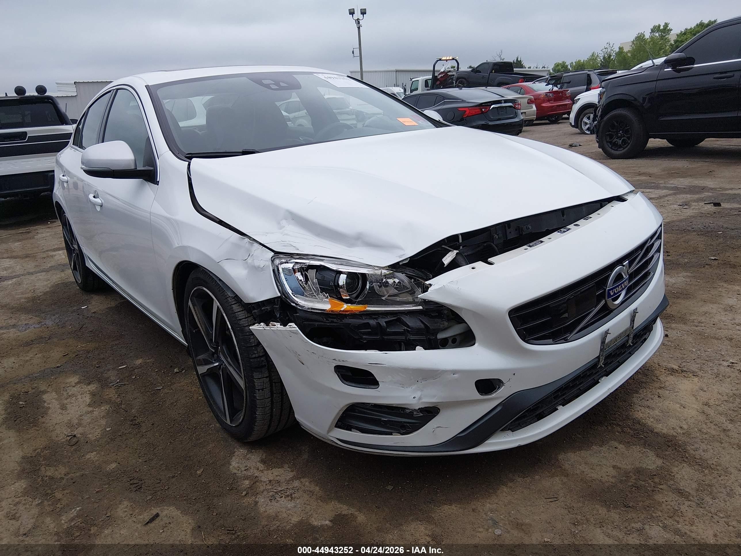 2016 Volvo S60 T6 Drive-E R-Design Platinum, VIN YV149MTS6G2406112 — Front end