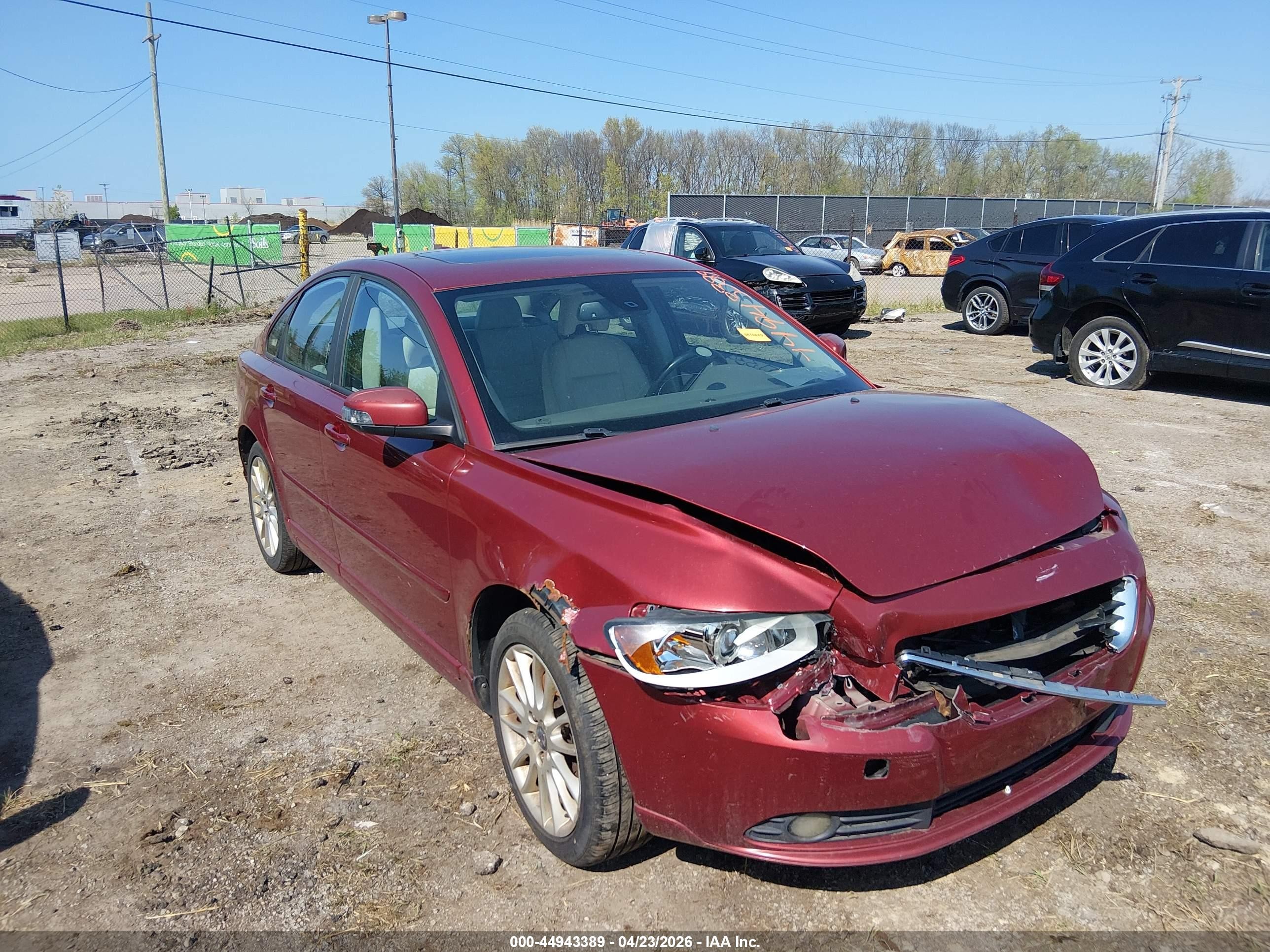 2011 Volvo S40, VIN YV1672MS4B2535458 — Перед