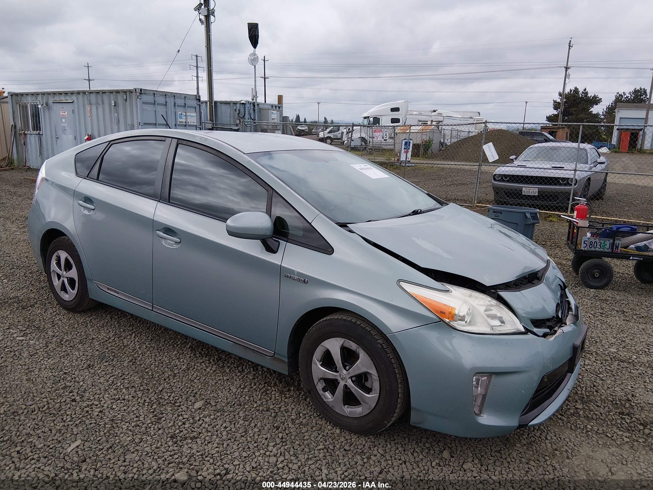 2015 Toyota Prius Two, VIN JTDKN3DU1F1940870 — Front end