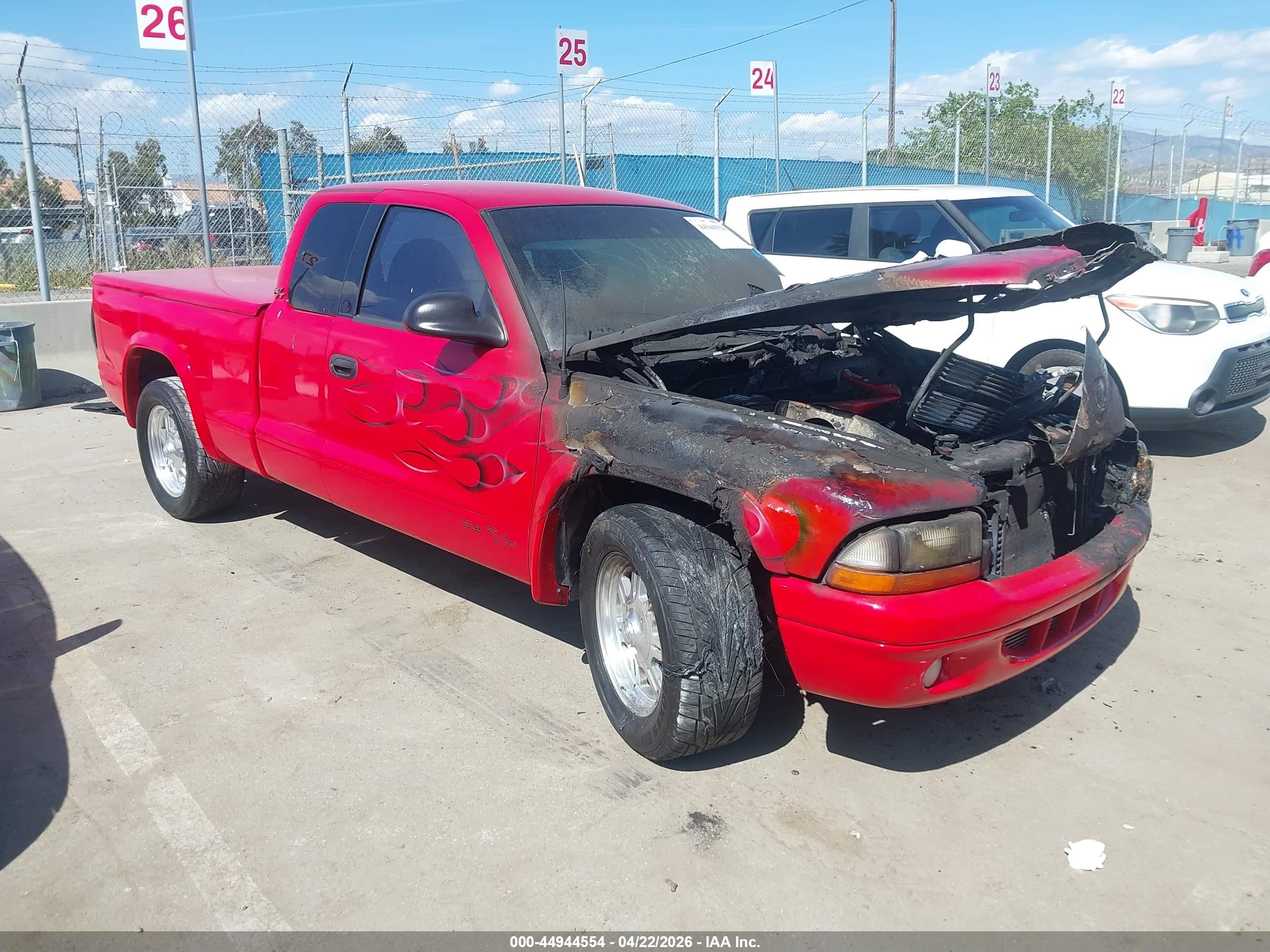 1999 Dodge Dakota Sport, VIN 1B7GL22Z5XS228376 — Engine fire