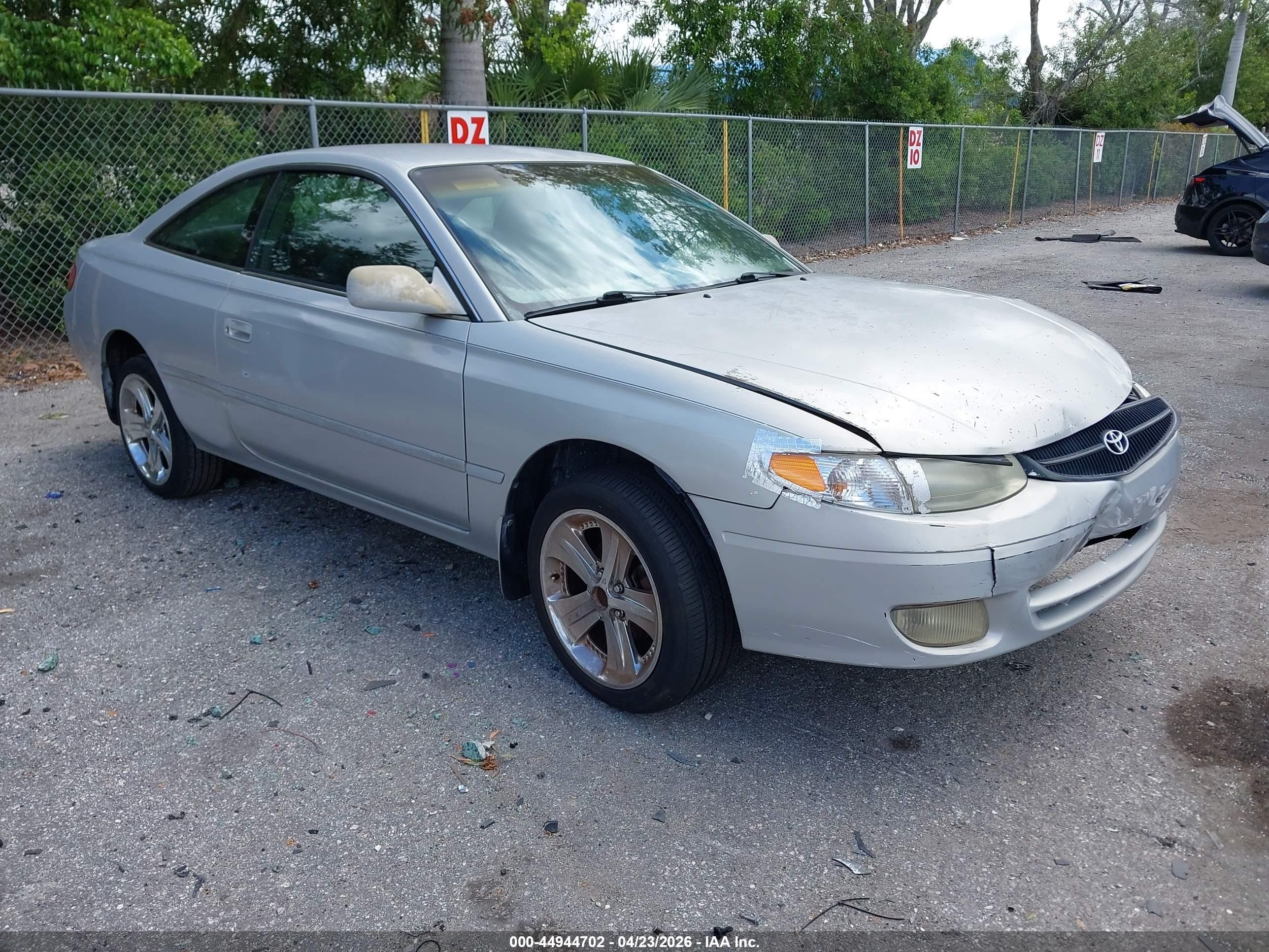 2000 Toyota Solara SE, VIN 2T1CG22P7YC356381 — Front end