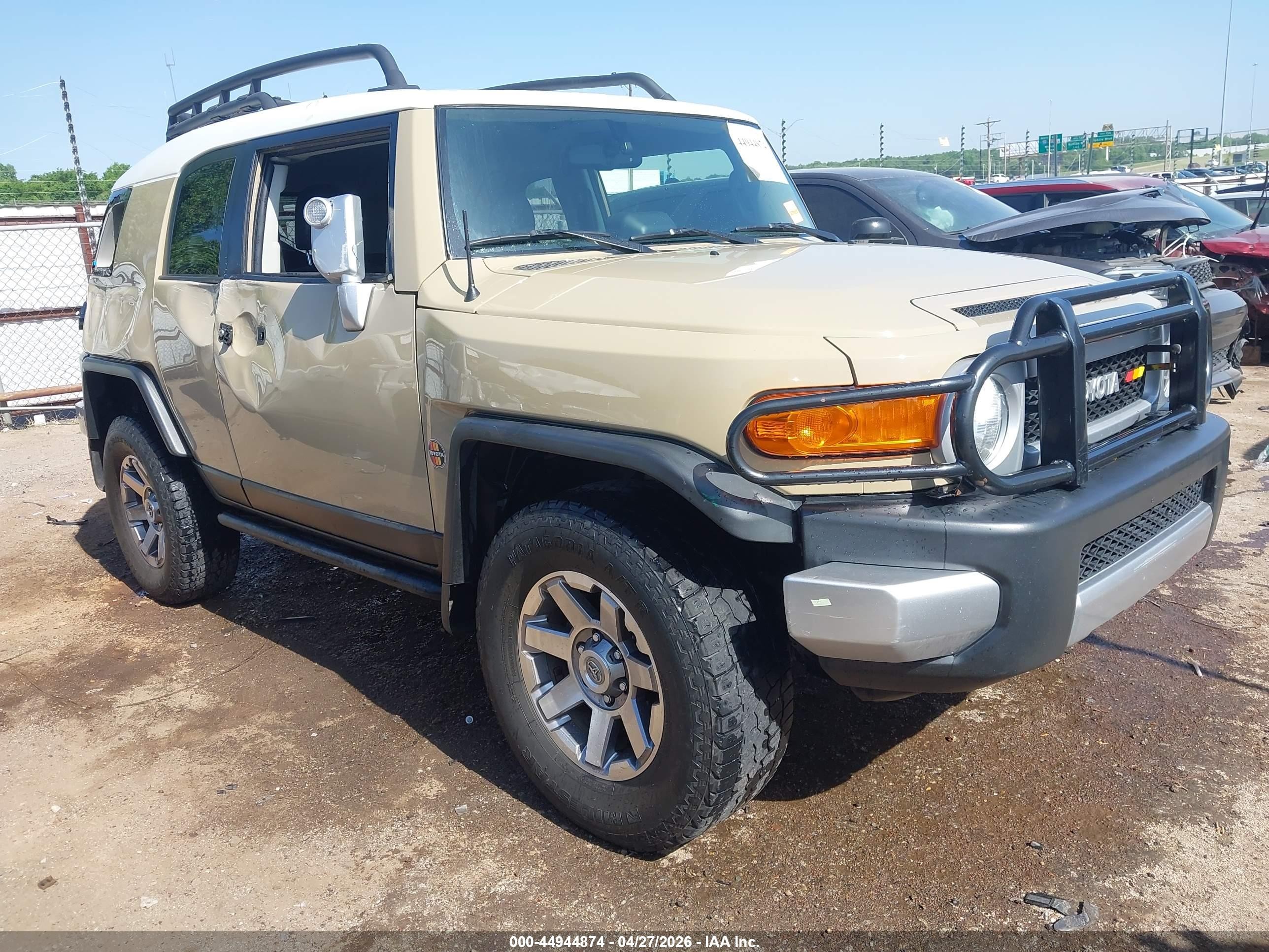 2014 Toyota FJ Cruiser, VIN JTEBU4BF4EK178314 — Side