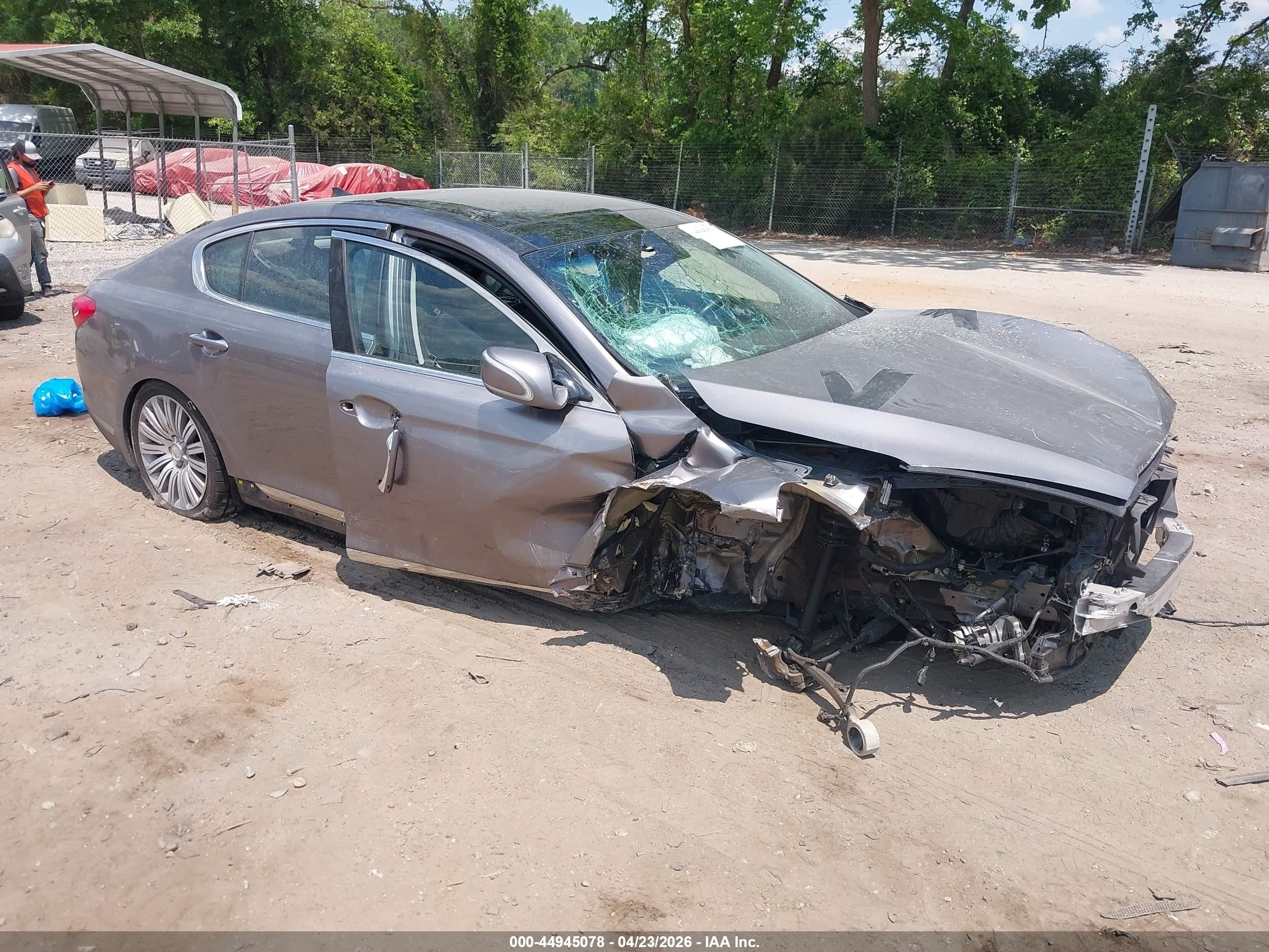 2015 Kia K900 Premium, VIN KNALU4D43F6025645 — Front end