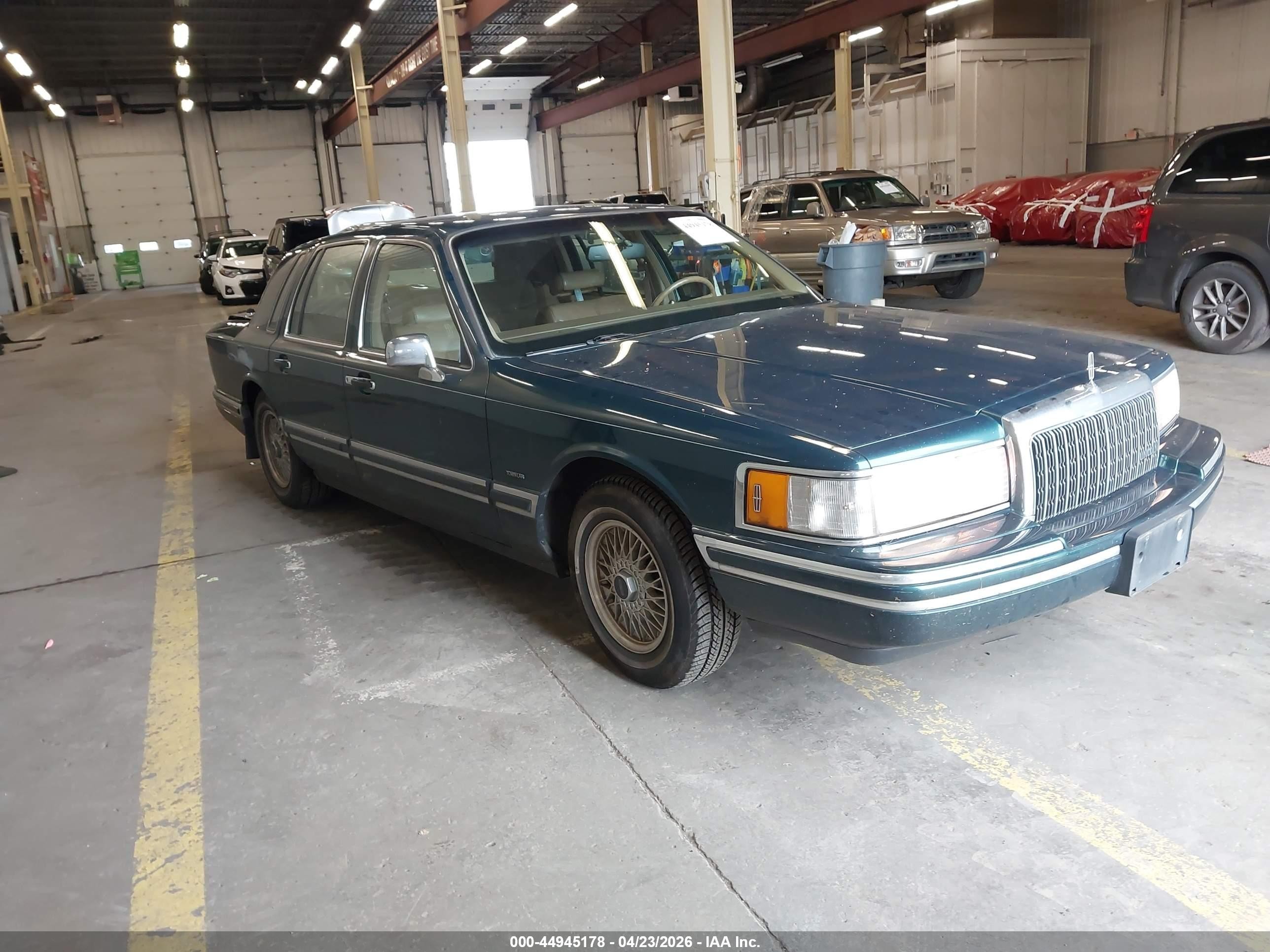 1994 Lincoln Town Car Signature, VIN 1LNLM82W2RY710741 — Зад