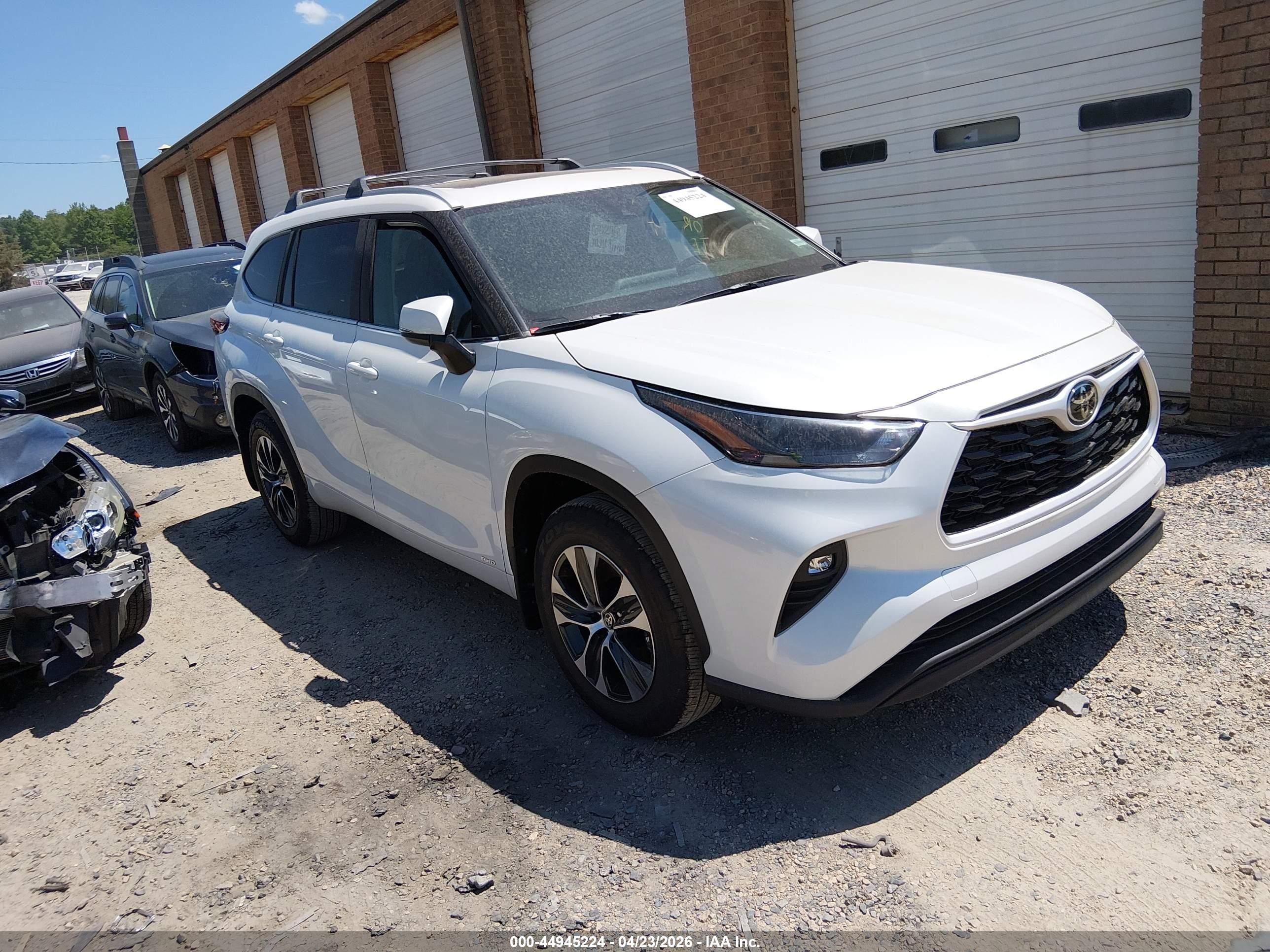 2026 Toyota Highlander Hybrid XLE, VIN 5TDKBRCH3TS702145 — Side