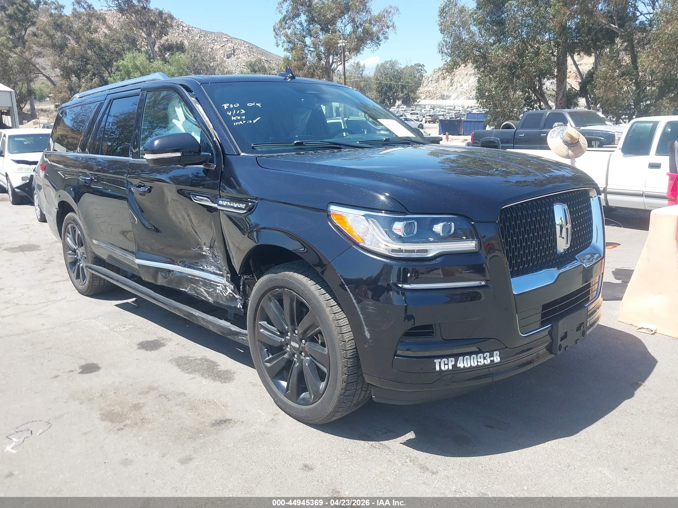 2023 Lincoln Navigator Reserve, VIN 5LMJJ3LG8PEL00662 — Side