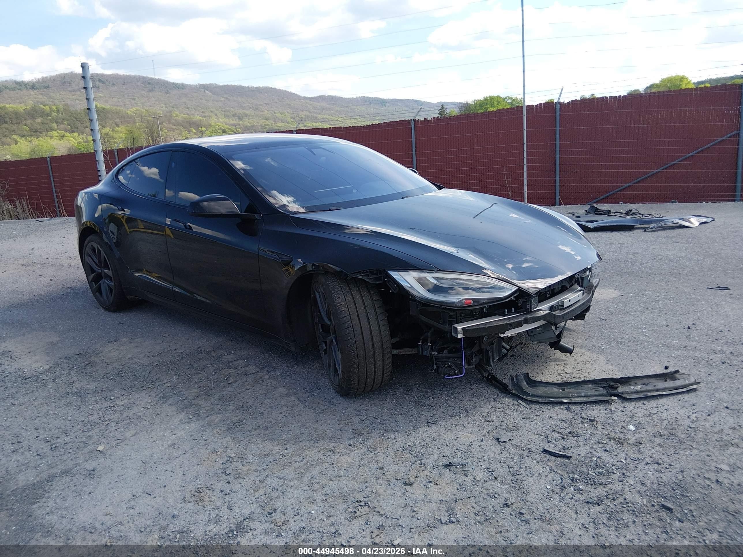 2021 Tesla Model S Long Range, VIN 5YJSA1E5XMF448768 — Front end