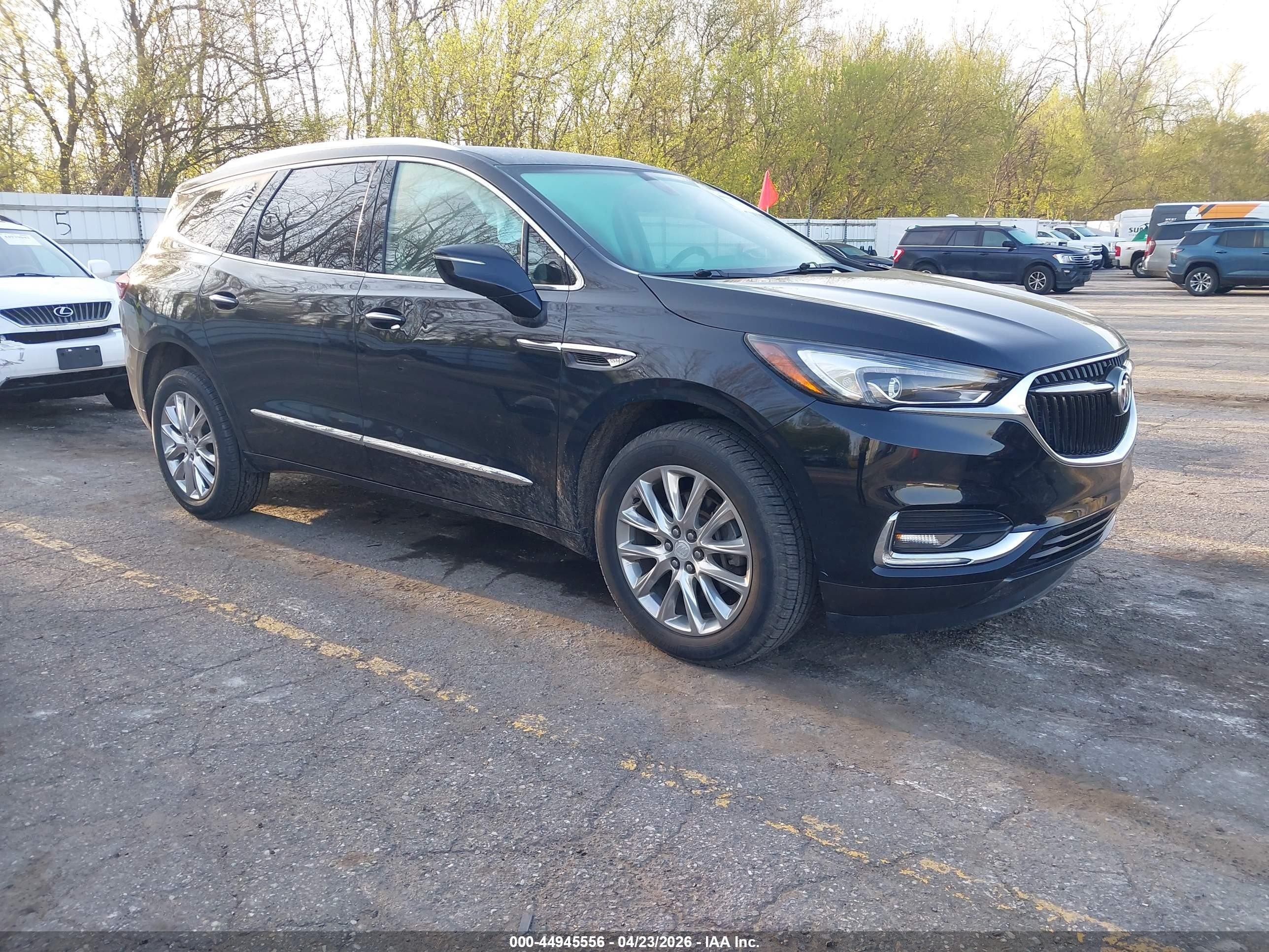 2019 Buick Enclave Essence, VIN 5GAEVAKW7KJ166979 — Бок