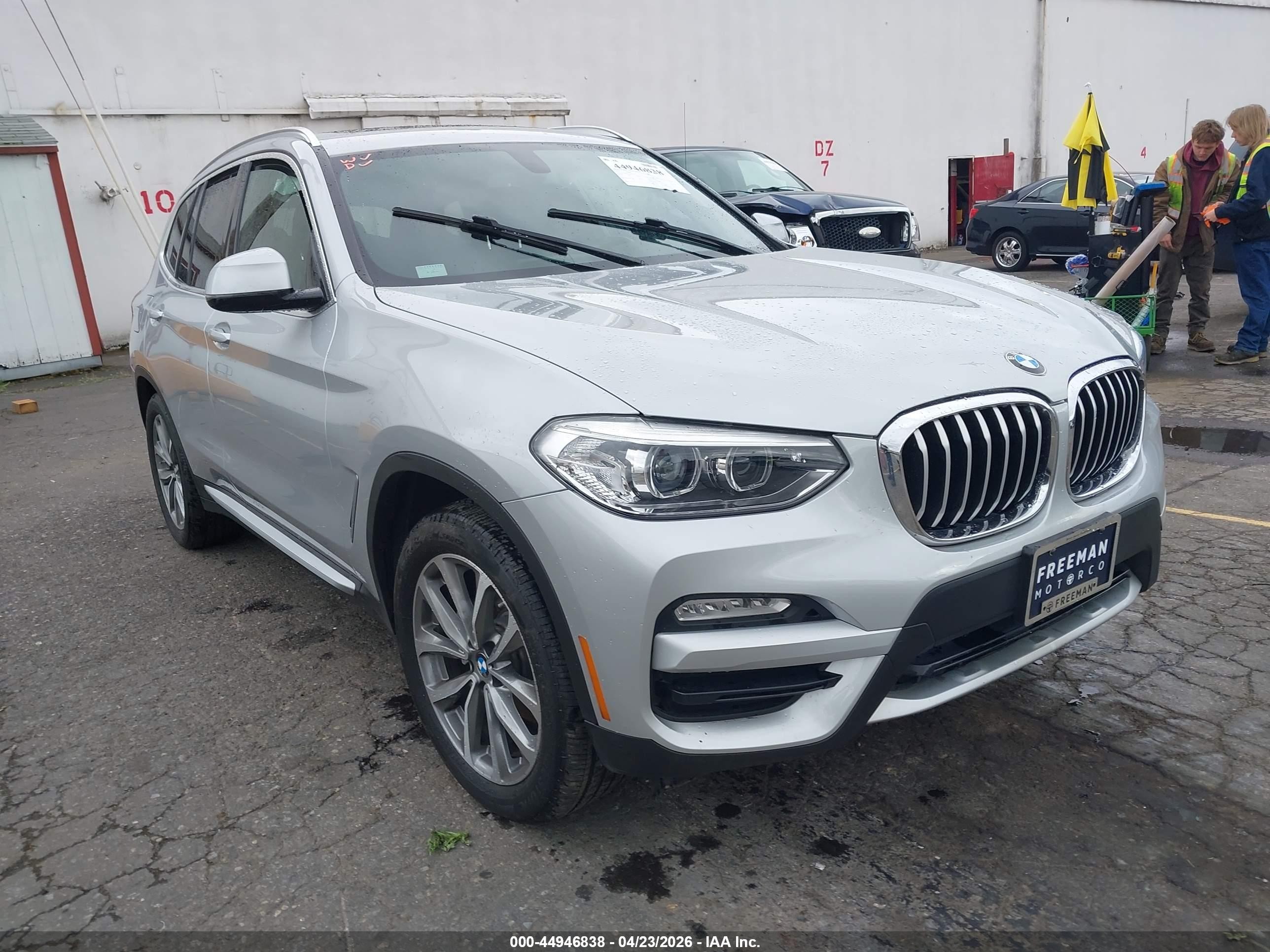 2018 BMW X3 xDrive30i, VIN 5UXTR9C51JLD73211 — Бок