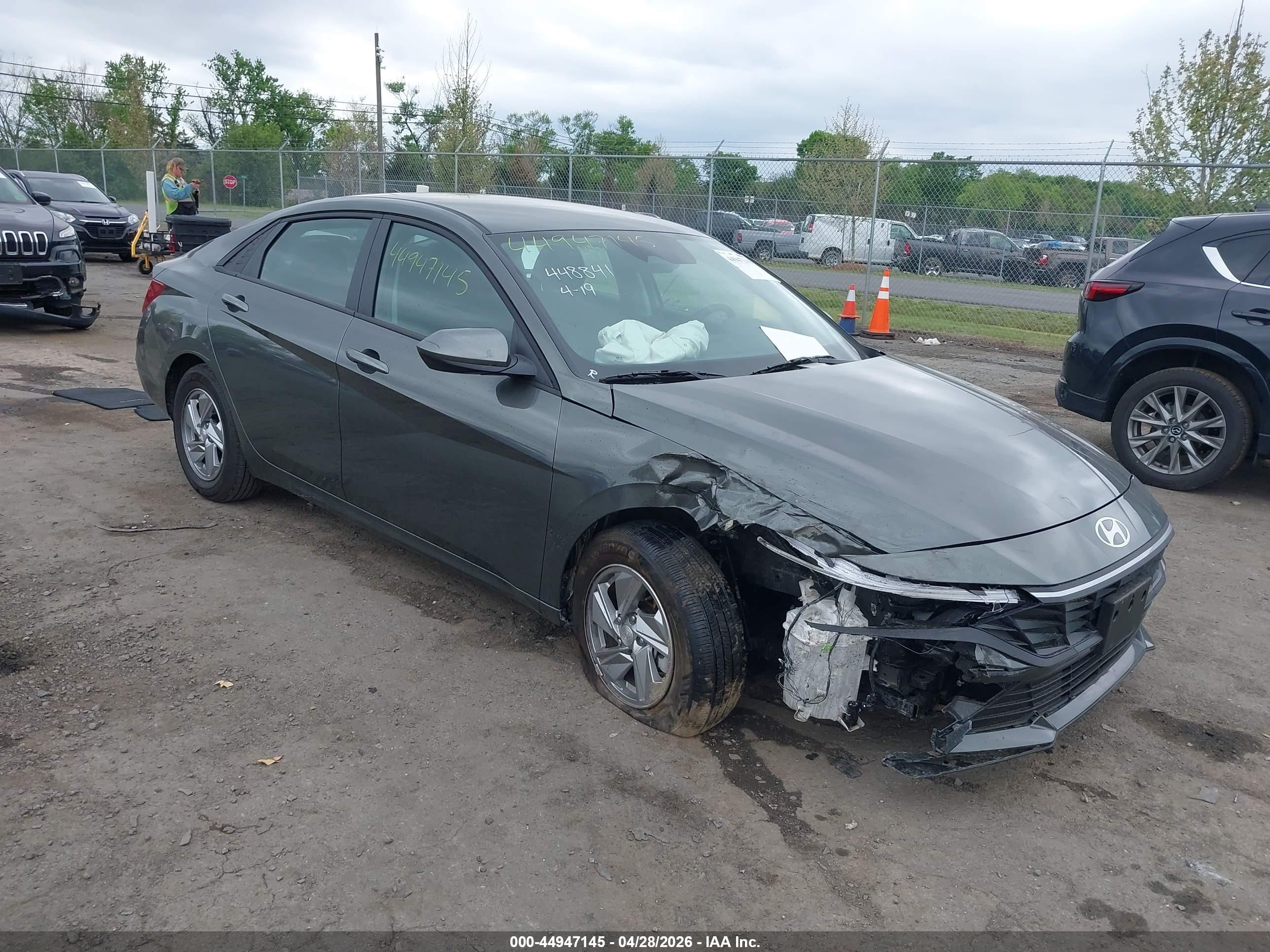2026 Hyundai Elantra SE, VIN KMHLL4DGXTU107665 — Front end