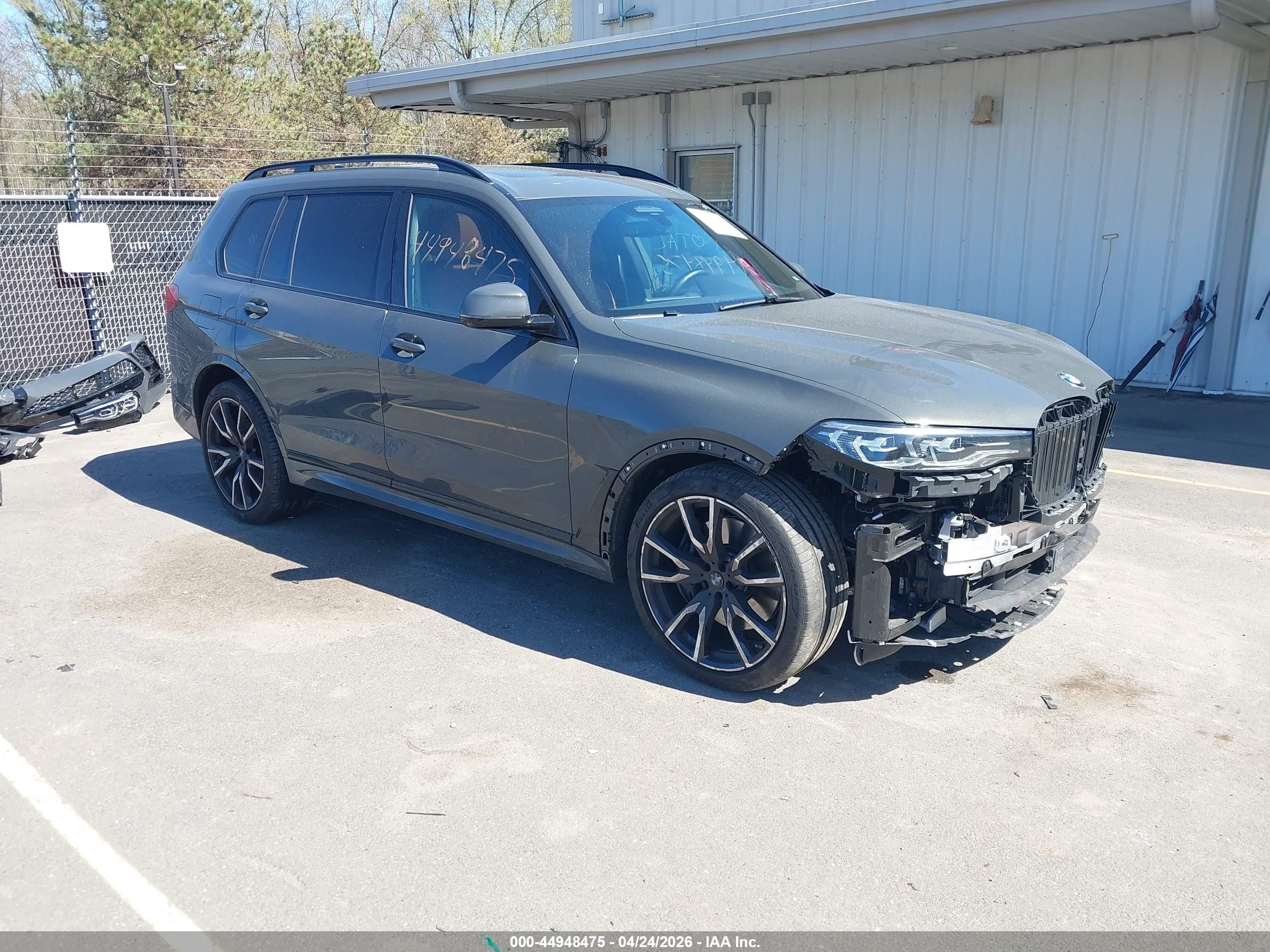 2022 BMW X7 xDrive40i, VIN 5UXCW2C00N9M08230 — Перед