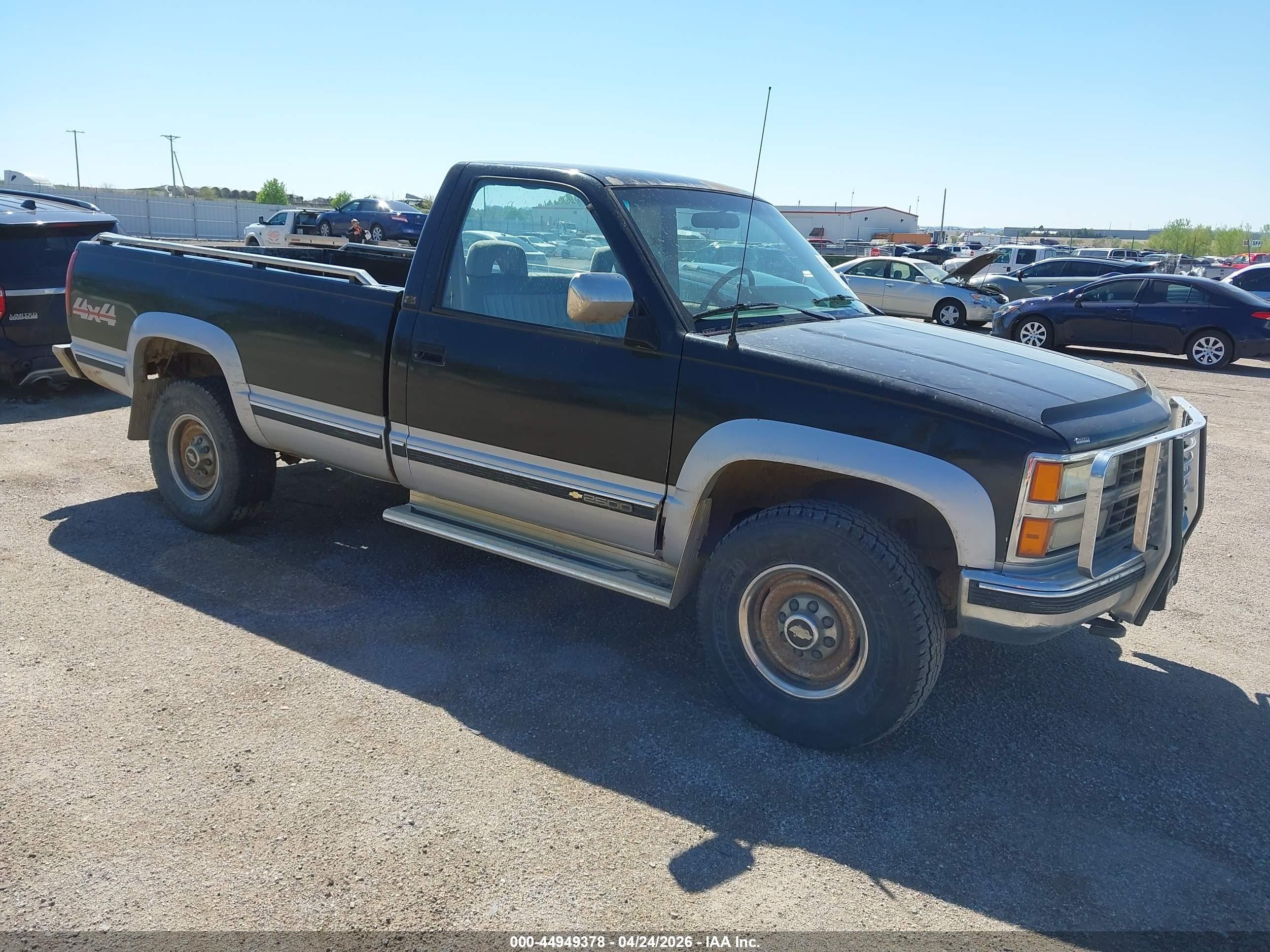 1992 Chevrolet Silverado 2500, VIN 1GCGK24K1NE233069 — Side