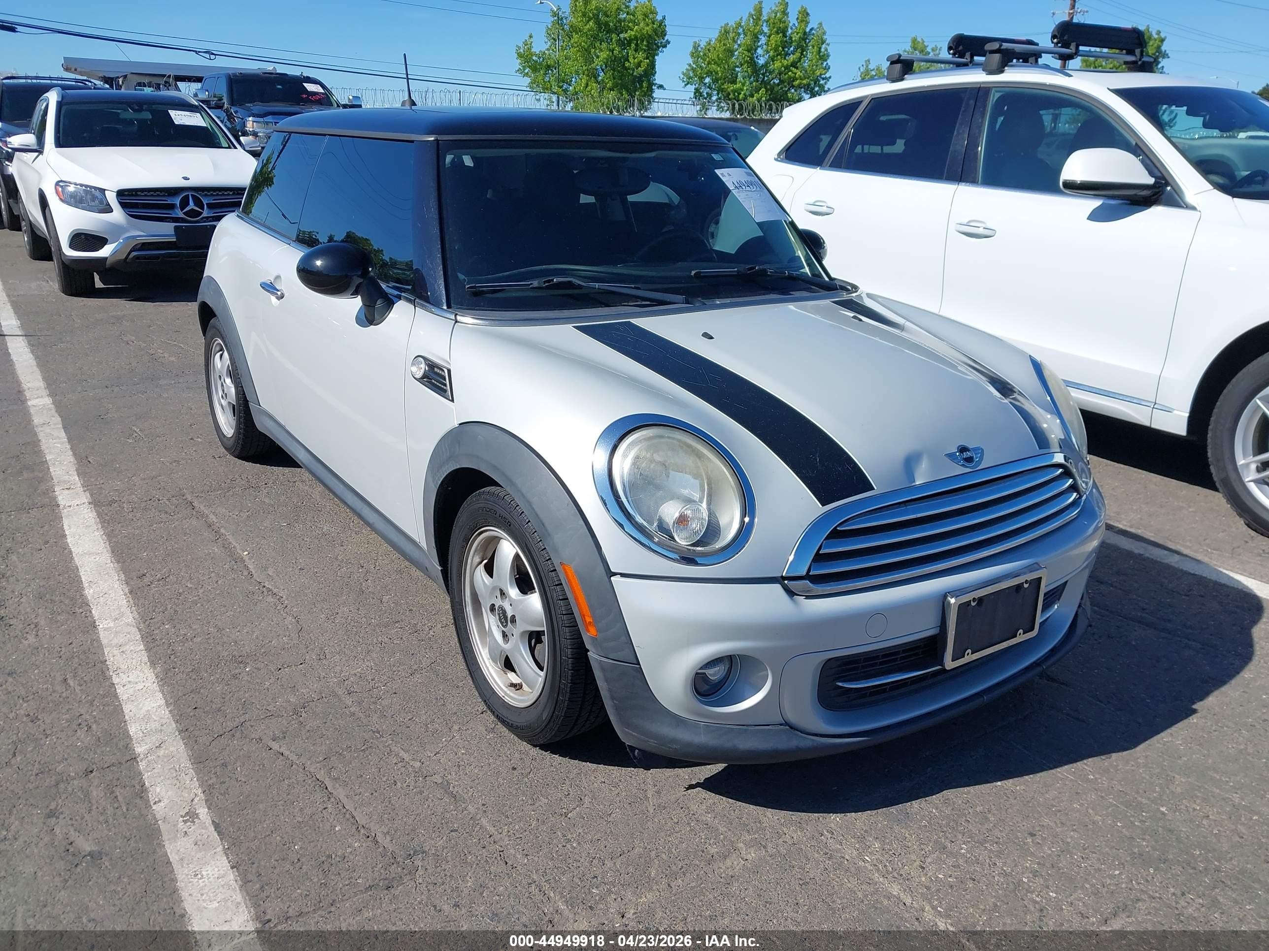 2011 MINI Hardtop, VIN WMWSU3C58BTX96095 — Перед