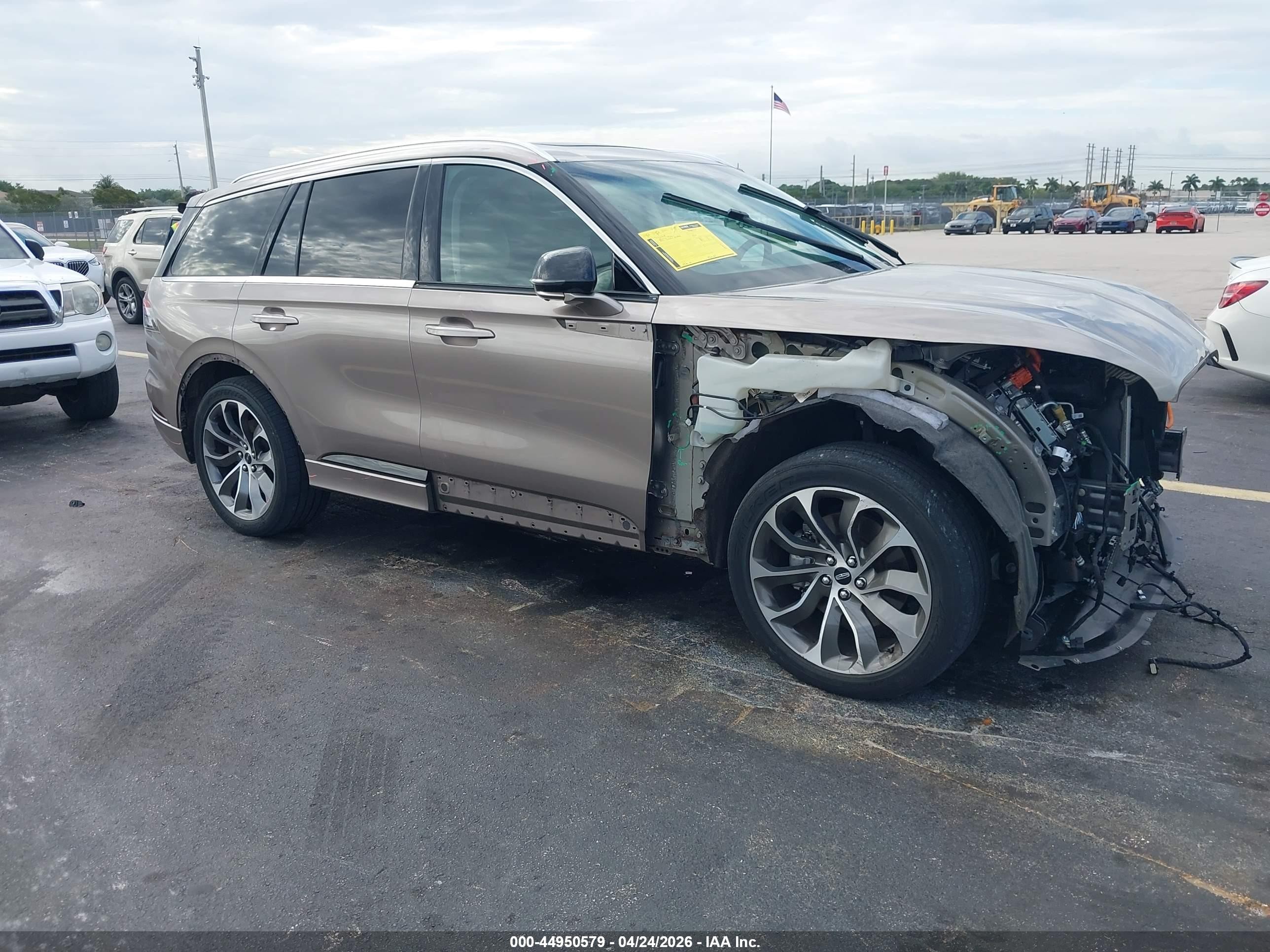 2021 Lincoln Aviator Grand Touring, VIN 5LMYJ8XYXMNL02441 — Front end