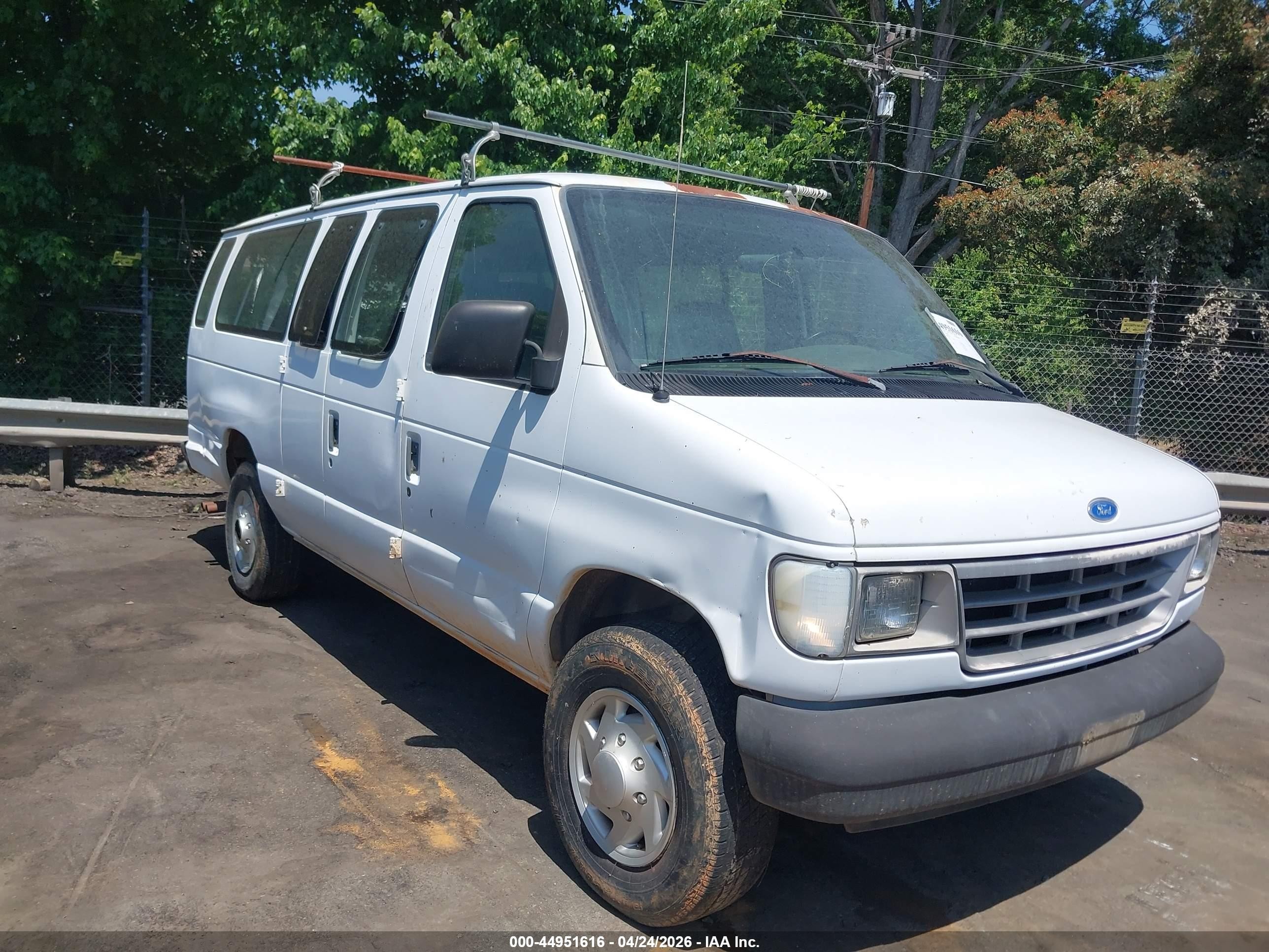1995 Ford Econoline Wagon XL, VIN 1FBJS31H0SHC01913 — Normal wear