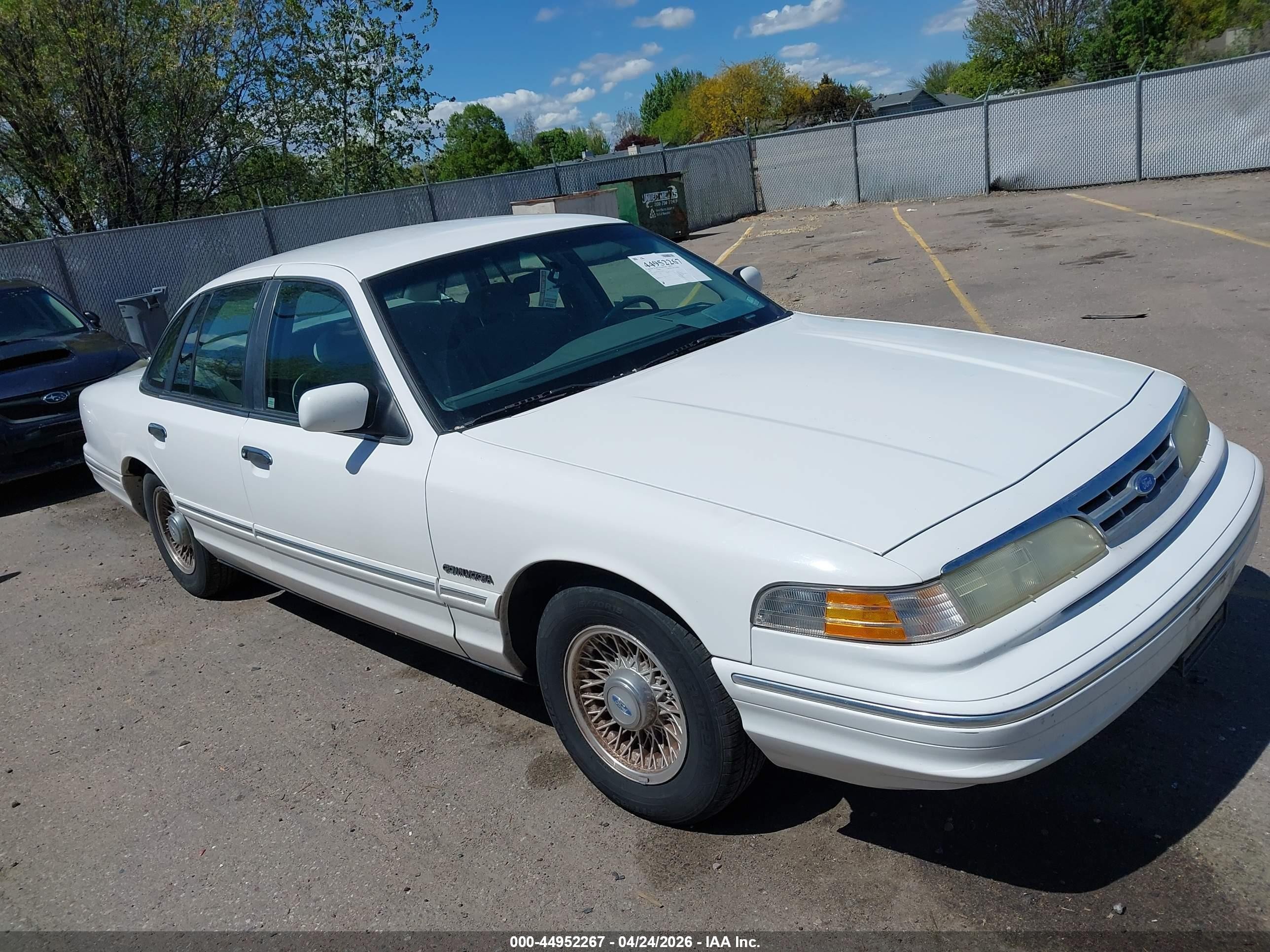 1995 Ford Crown Victoria LX, VIN 2FALP74W2SX144479 — Normal wear