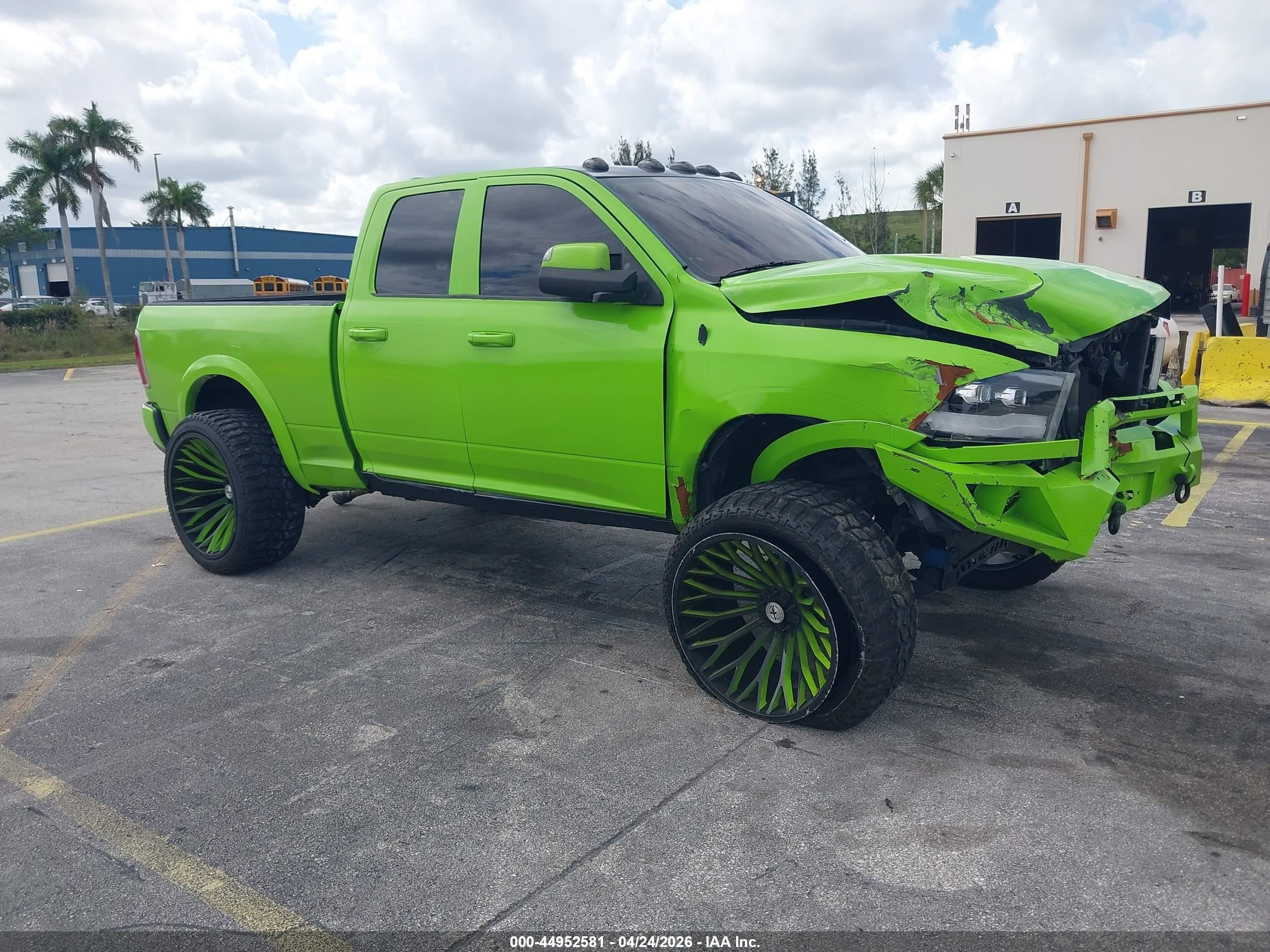 2011 Ram 1500 SLT, VIN 1D7RV1GT2BS616617 — Перед