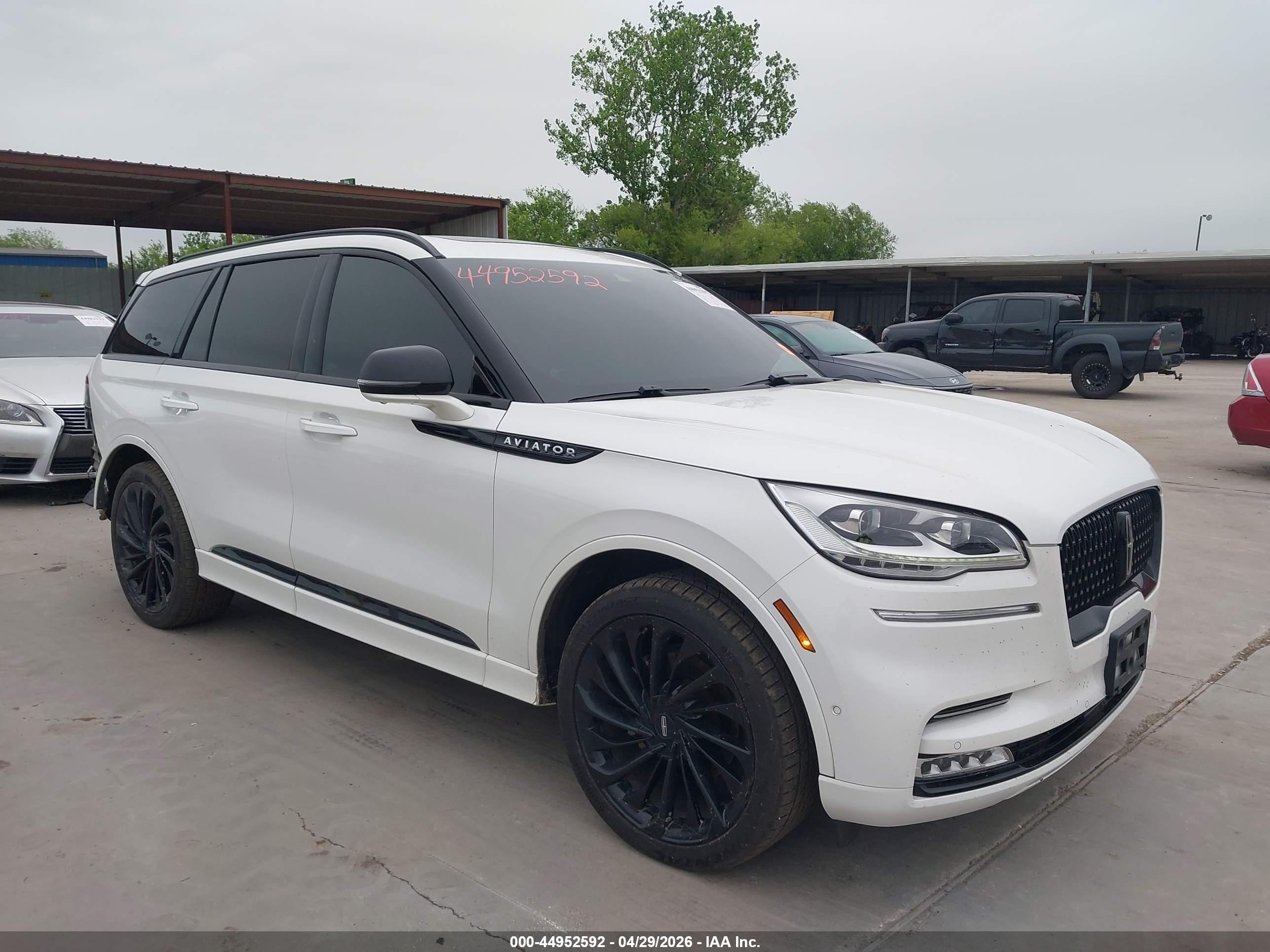2024 Lincoln Aviator Black Label, VIN 5LM5J9XCXRGL05381 — Rear end