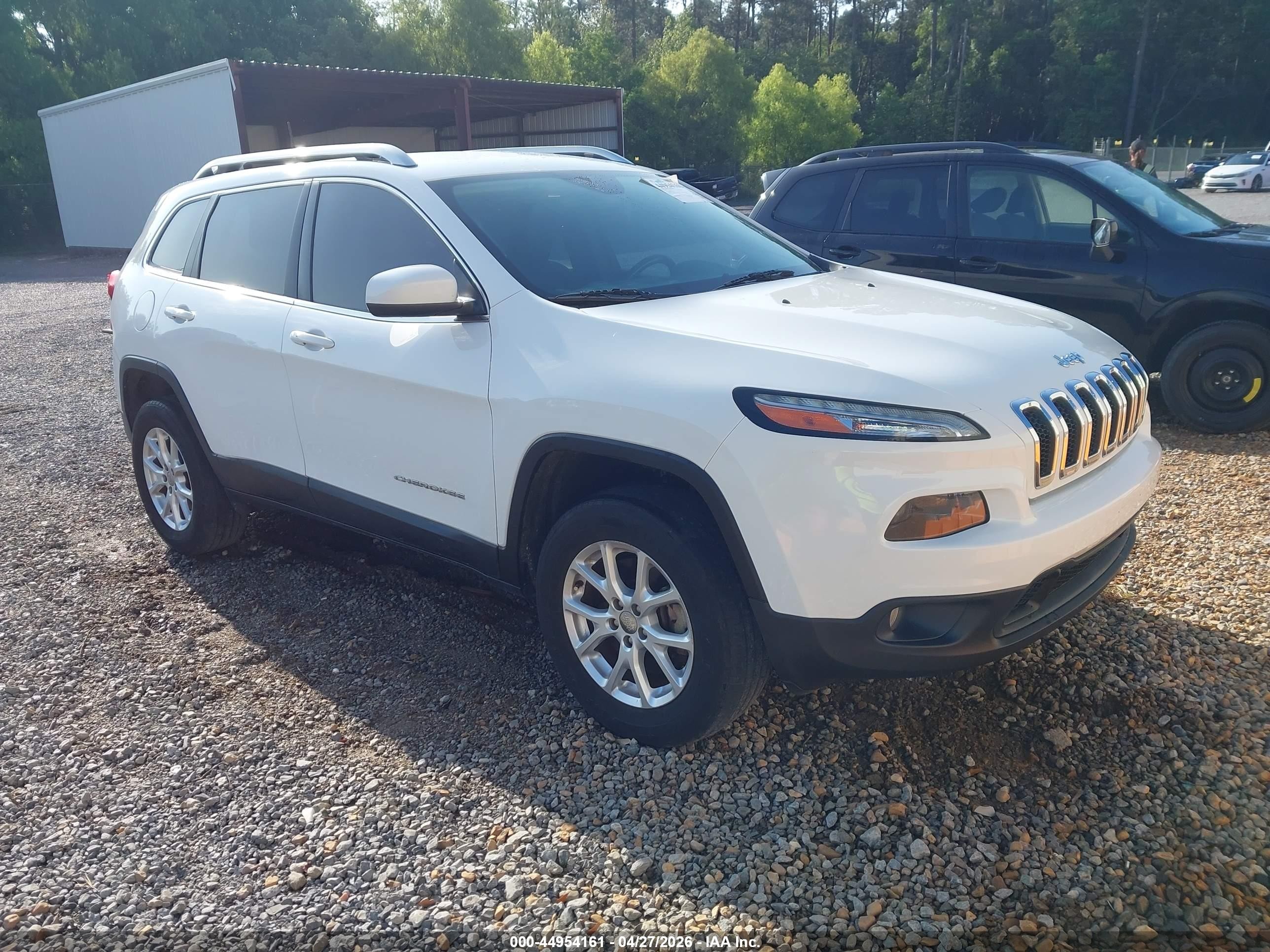 2016 Jeep Cherokee Latitude, VIN 1C4PJMCS2GW130773 — Rear end