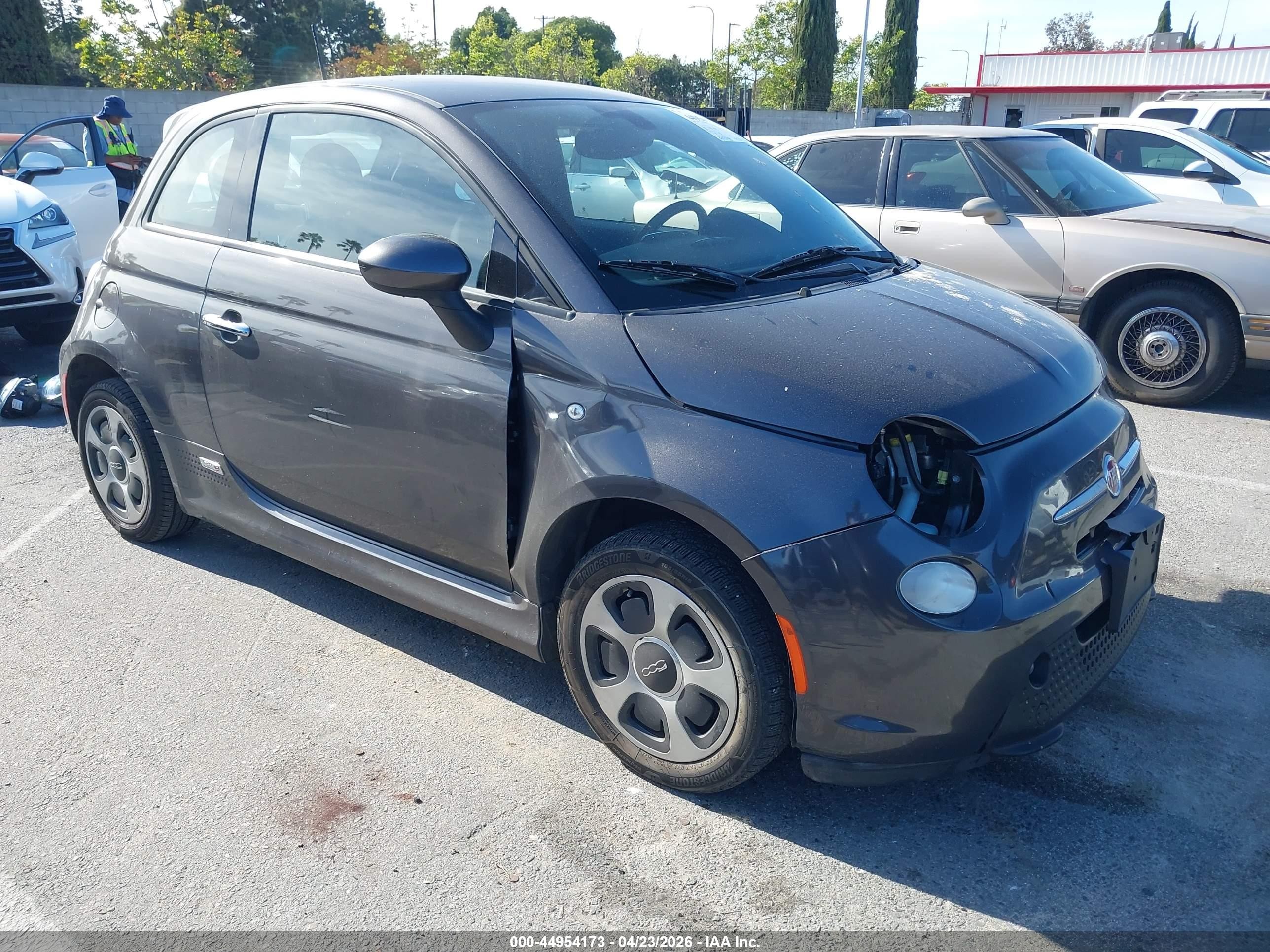 2017 FIAT 500e, VIN 3C3CFFGEXHT598410 — Front end