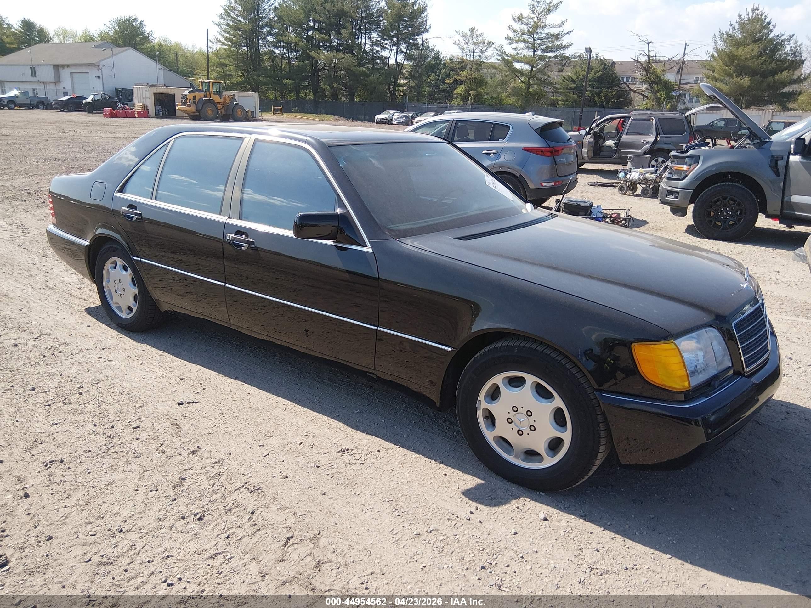 1992 Mercedes-Benz 500, VIN WDBGA51E0NA061433 — Normal wear