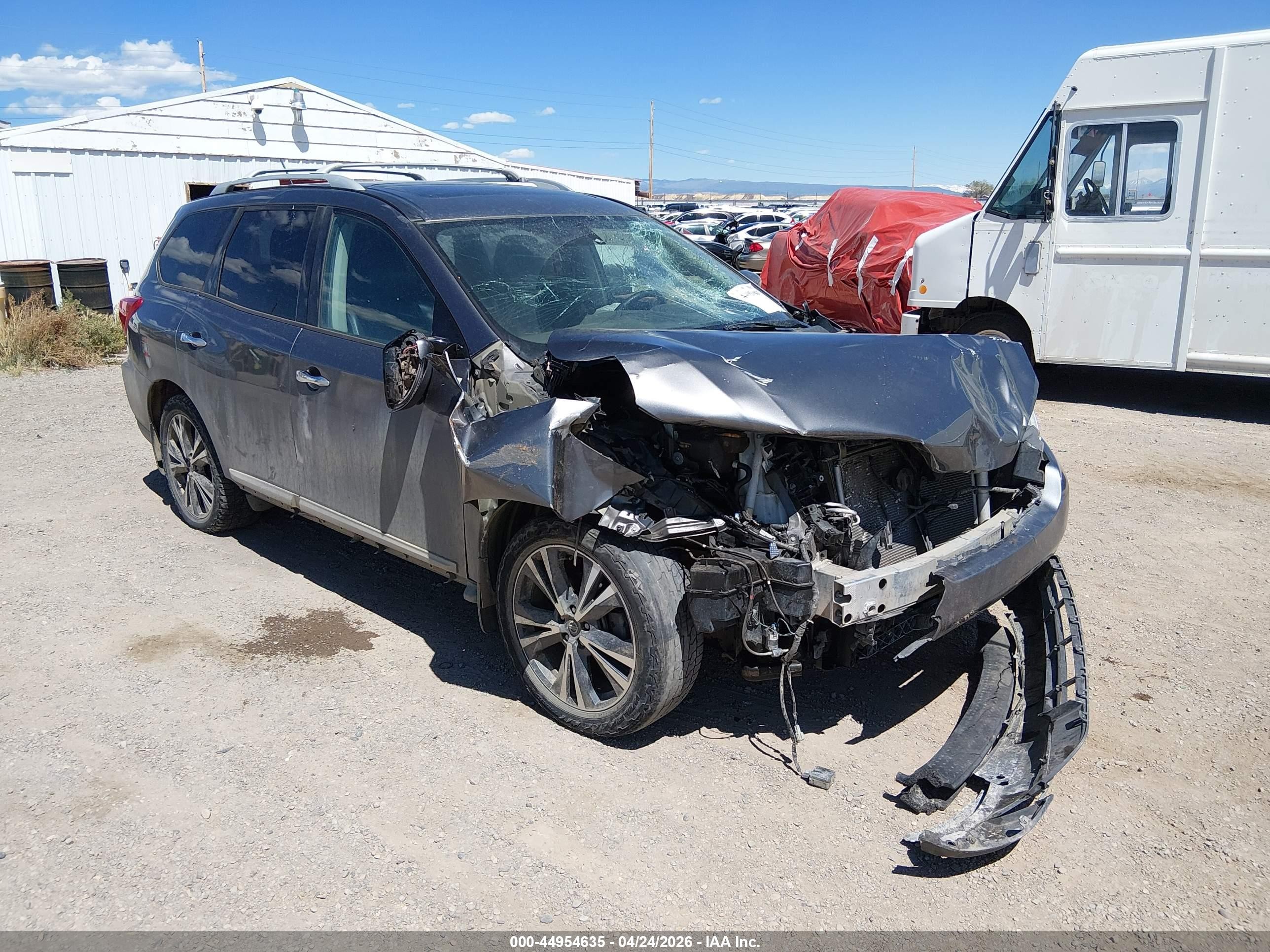 2017 Nissan Pathfinder Platinum, VIN 5N1DR2MM7HC619104 — Front end