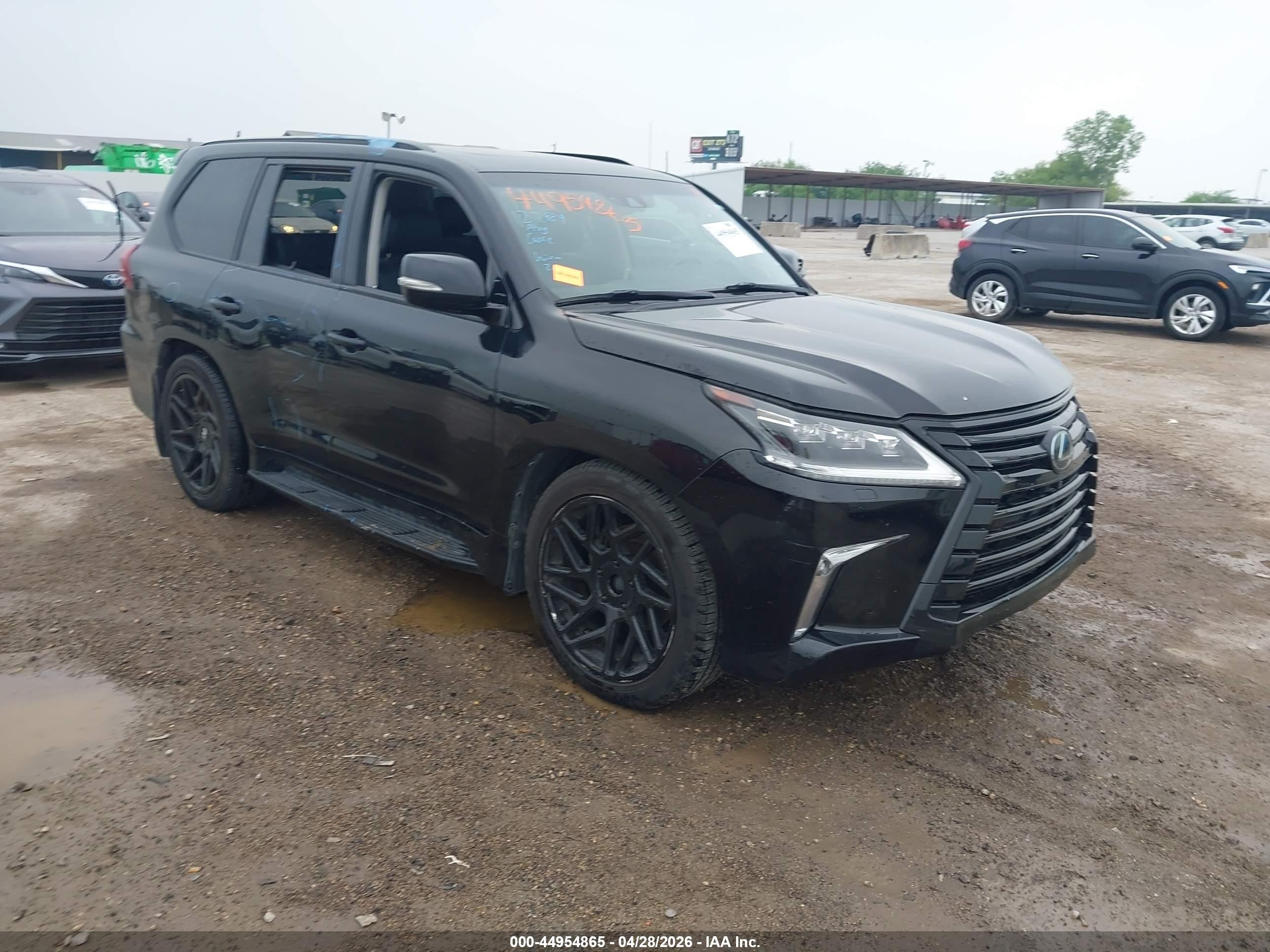 2018 Lexus LX 570, VIN JTJHY7AX6J4253105 — Side