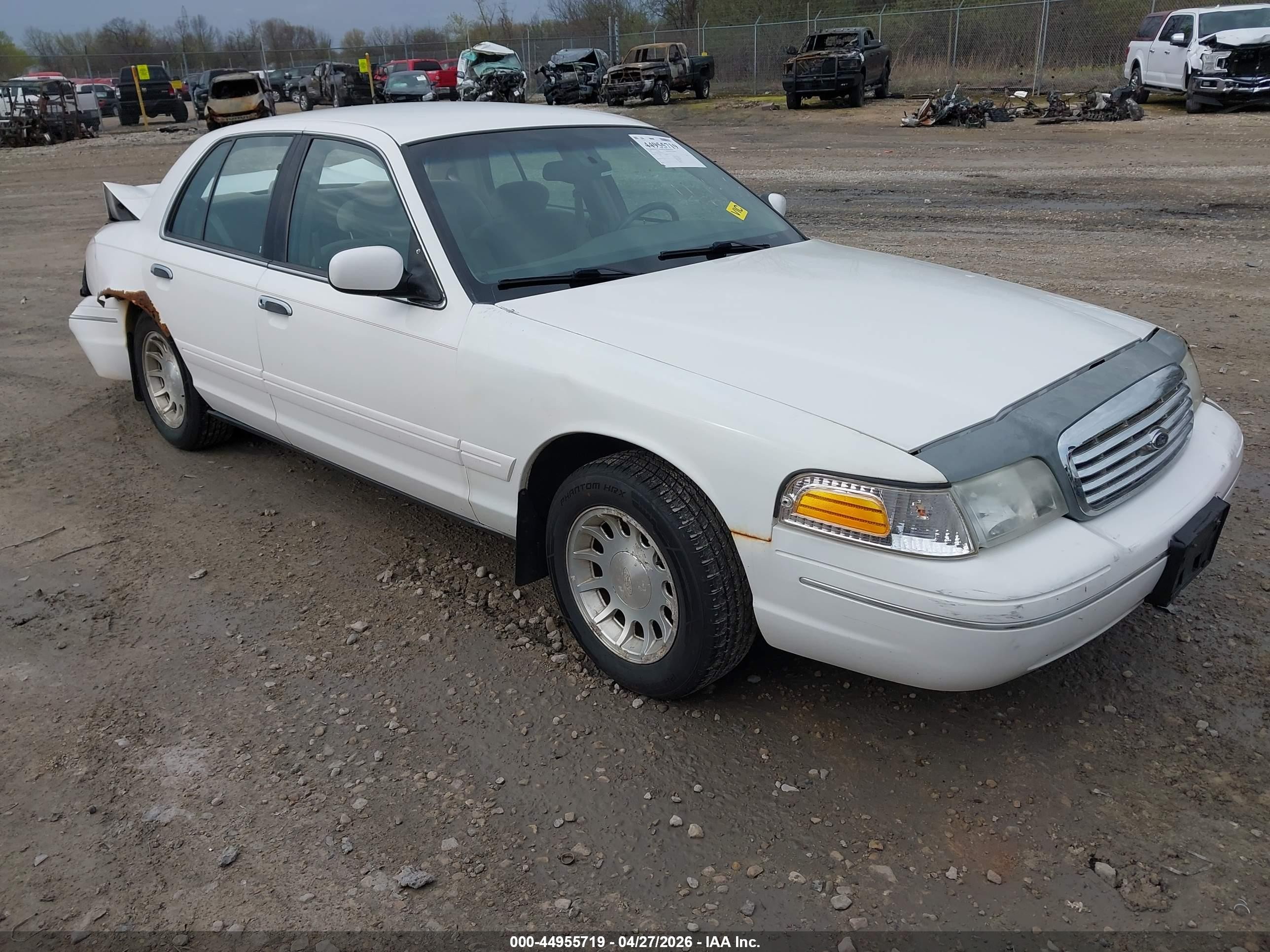 1999 Ford Crown Victoria LX, VIN 2FAFP74W6XX169325 — Rear end