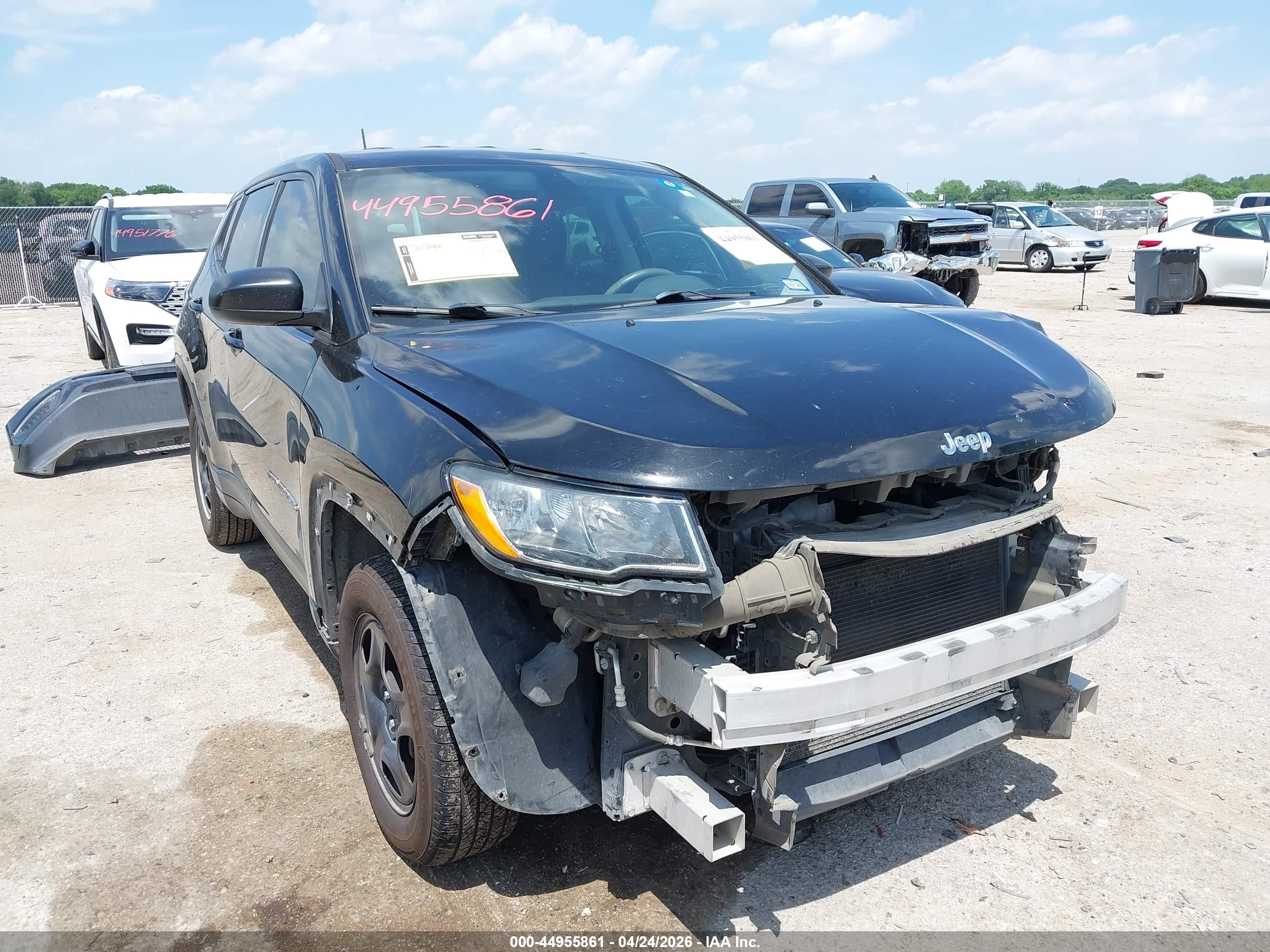 2018 Jeep Compass Sport, VIN 3C4NJCAB2JT369015 — Front end