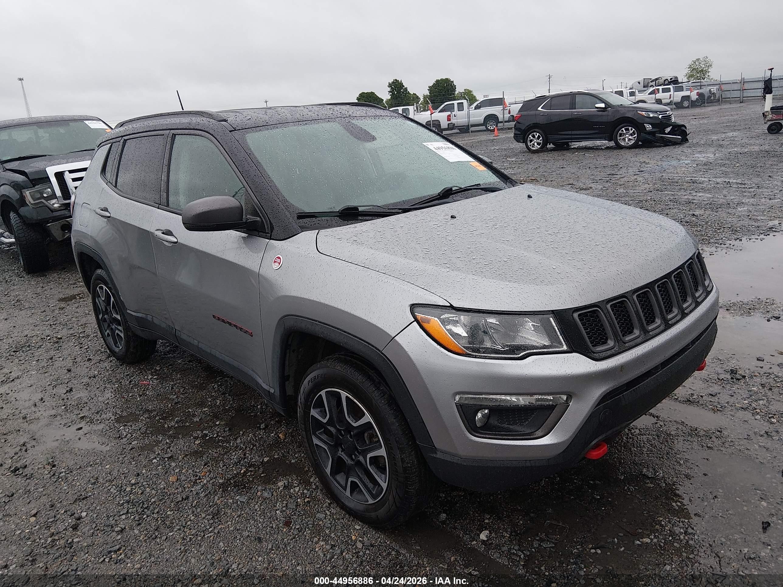 2019 Jeep Compass Trailhawk, VIN 3C4NJDDB9KT733224 — Бок