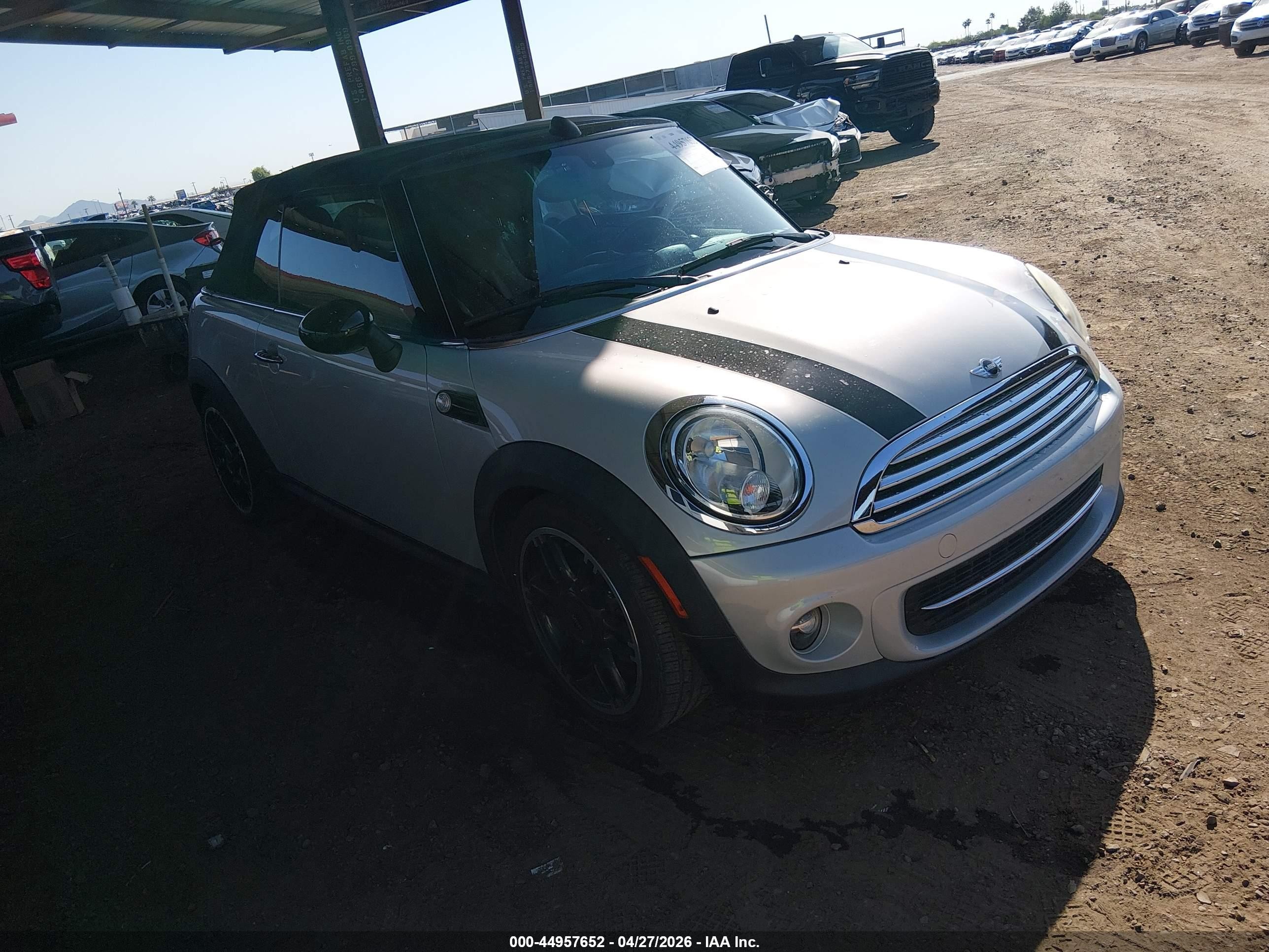 2015 MINI Convertible, VIN WMWZN3C50FT862690 — Бок