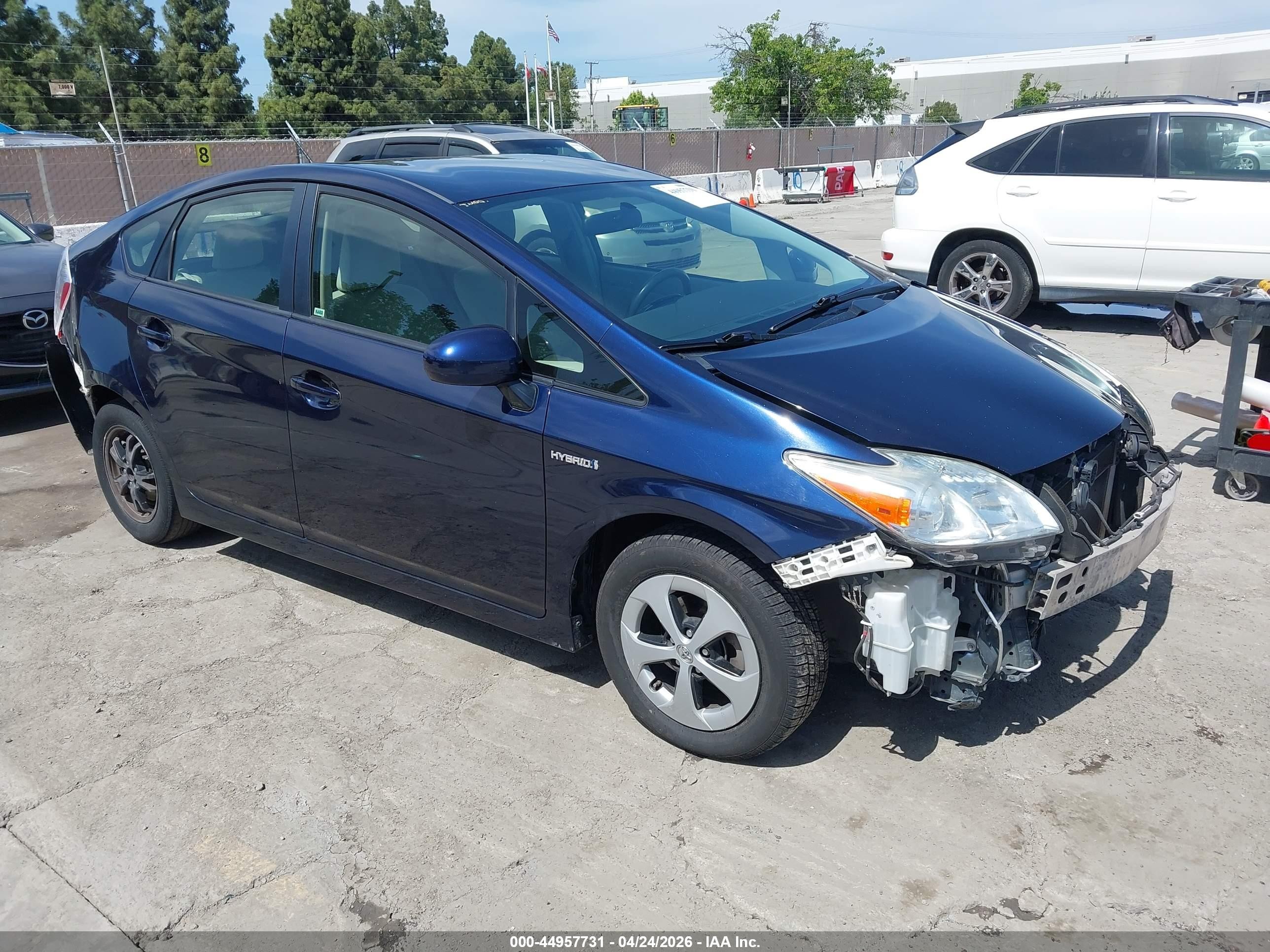 2015 Toyota Prius Three, VIN JTDKN3DU9F0462932 — Front end