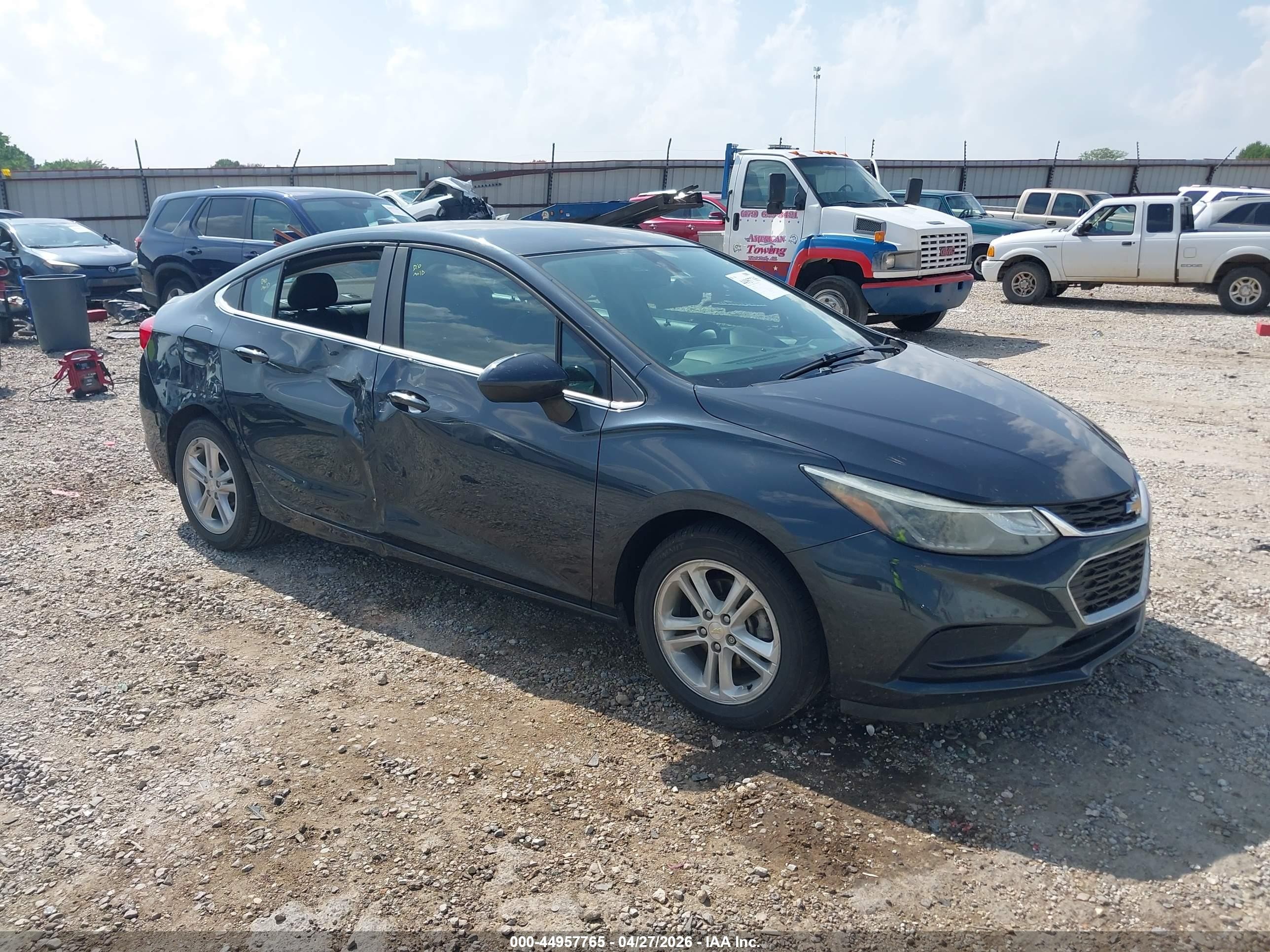 2017 Chevrolet Cruze LT, VIN 1G1BE5SM3H7197944 — Бок
