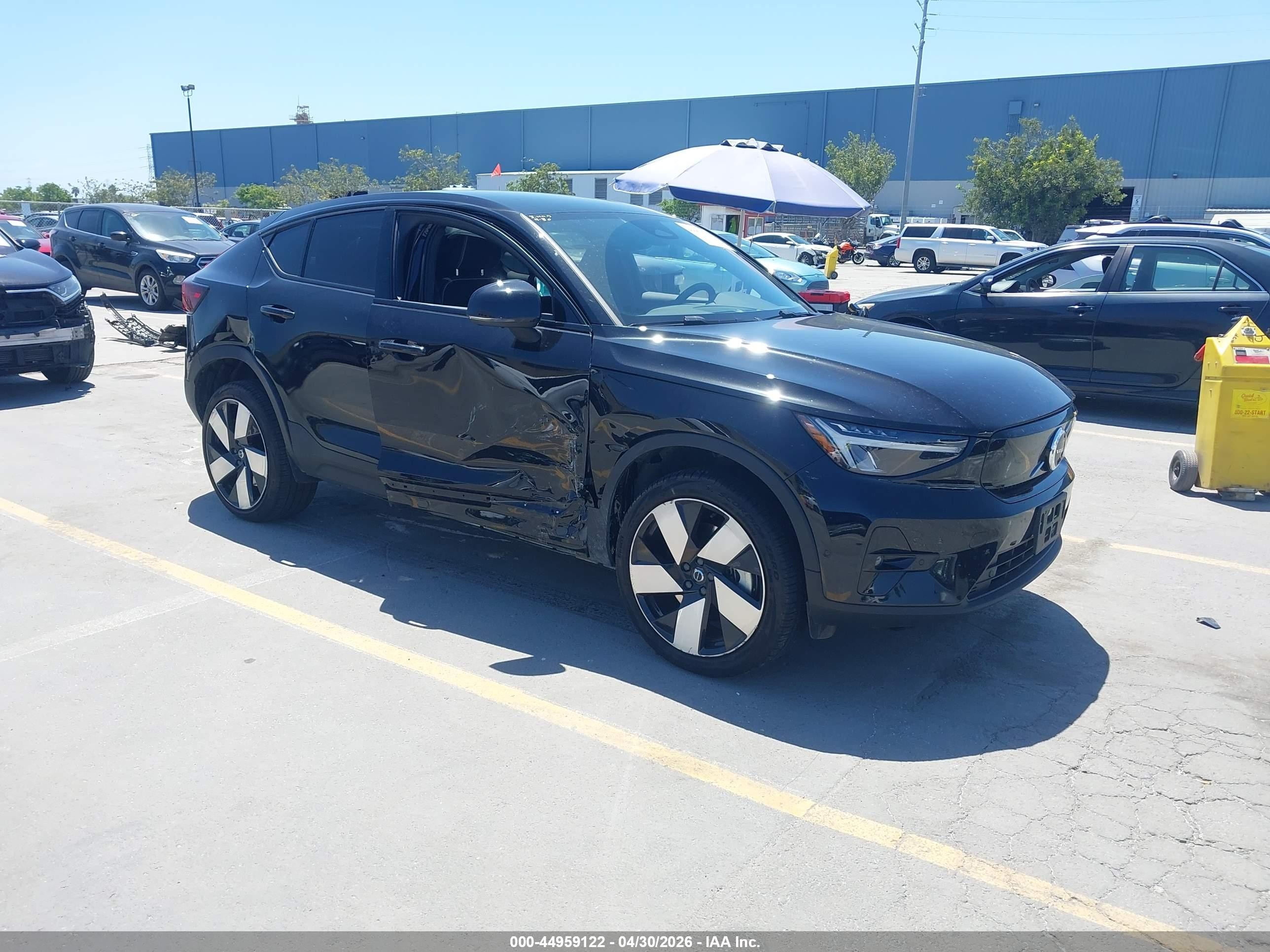 2024 Volvo C40 Plus, VIN YV4EH3BL3R2105945 — Перед