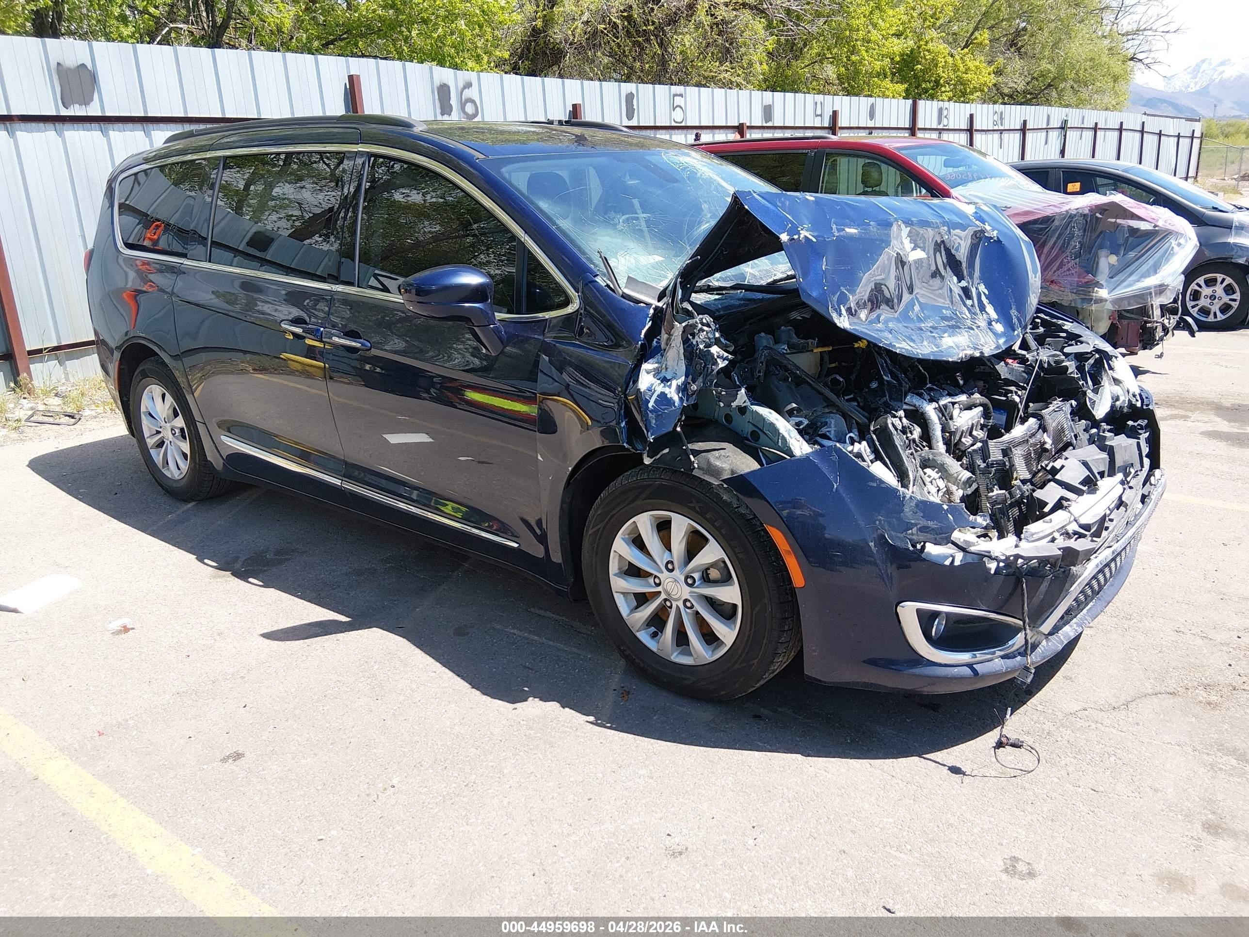 2017 Chrysler Pacifica Touring L, VIN 2C4RC1BG3HR795514 — Front end