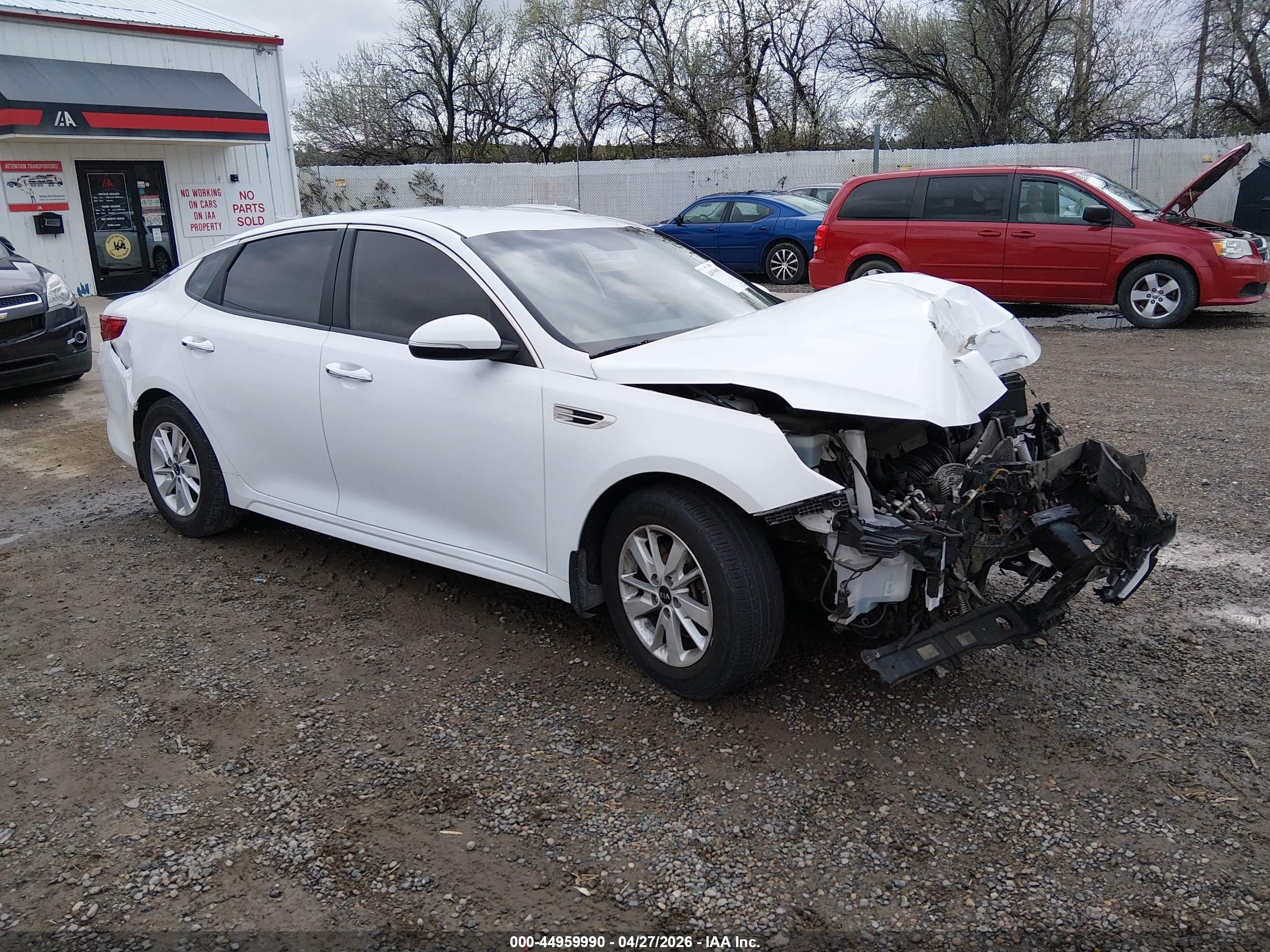 2017 Kia Optima LX, VIN 5XXGT4L35HG152952 — Front end