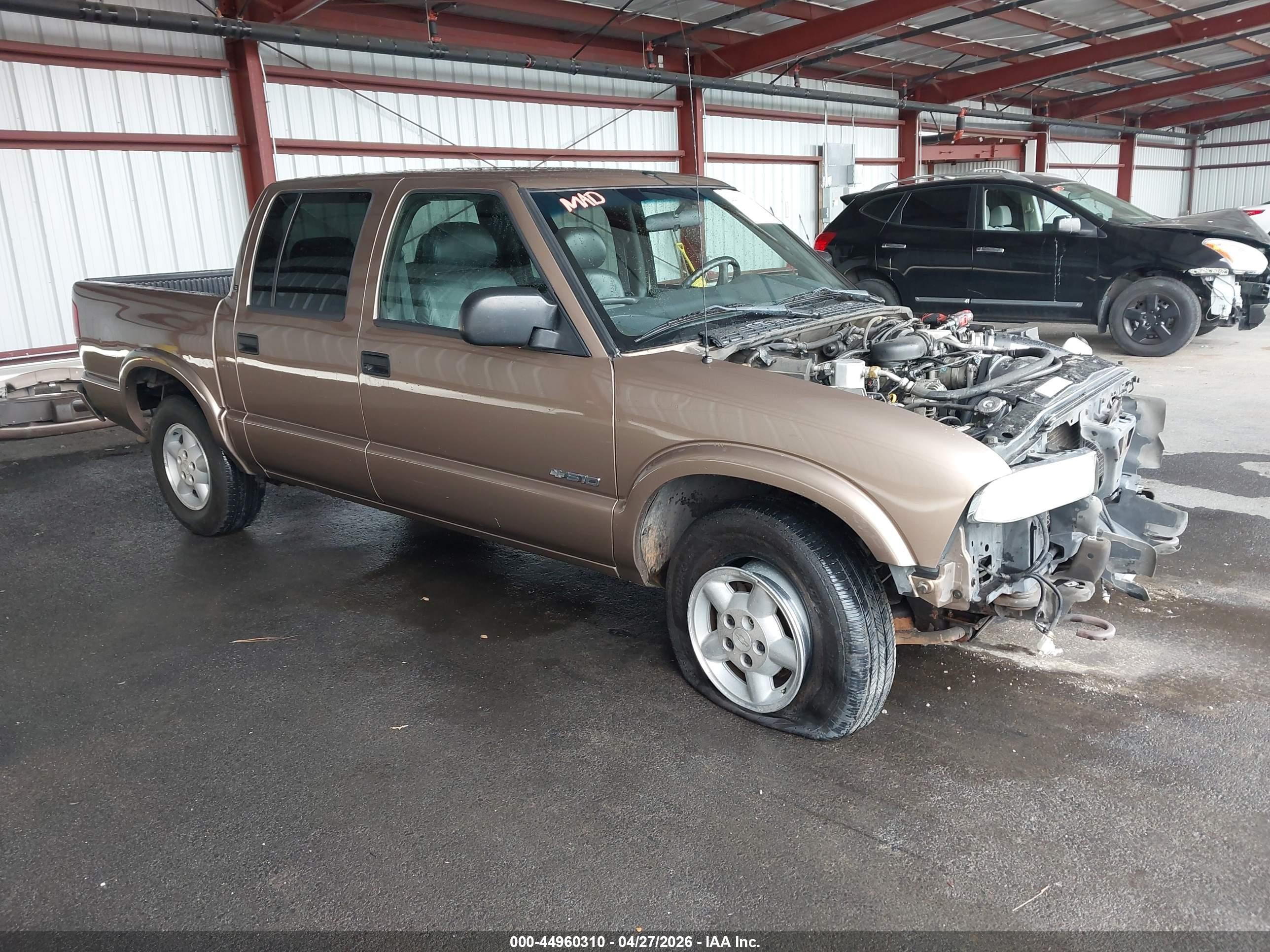 2004 Chevrolet S-10 LS, VIN 1GCDT13X84K107072 — Front end