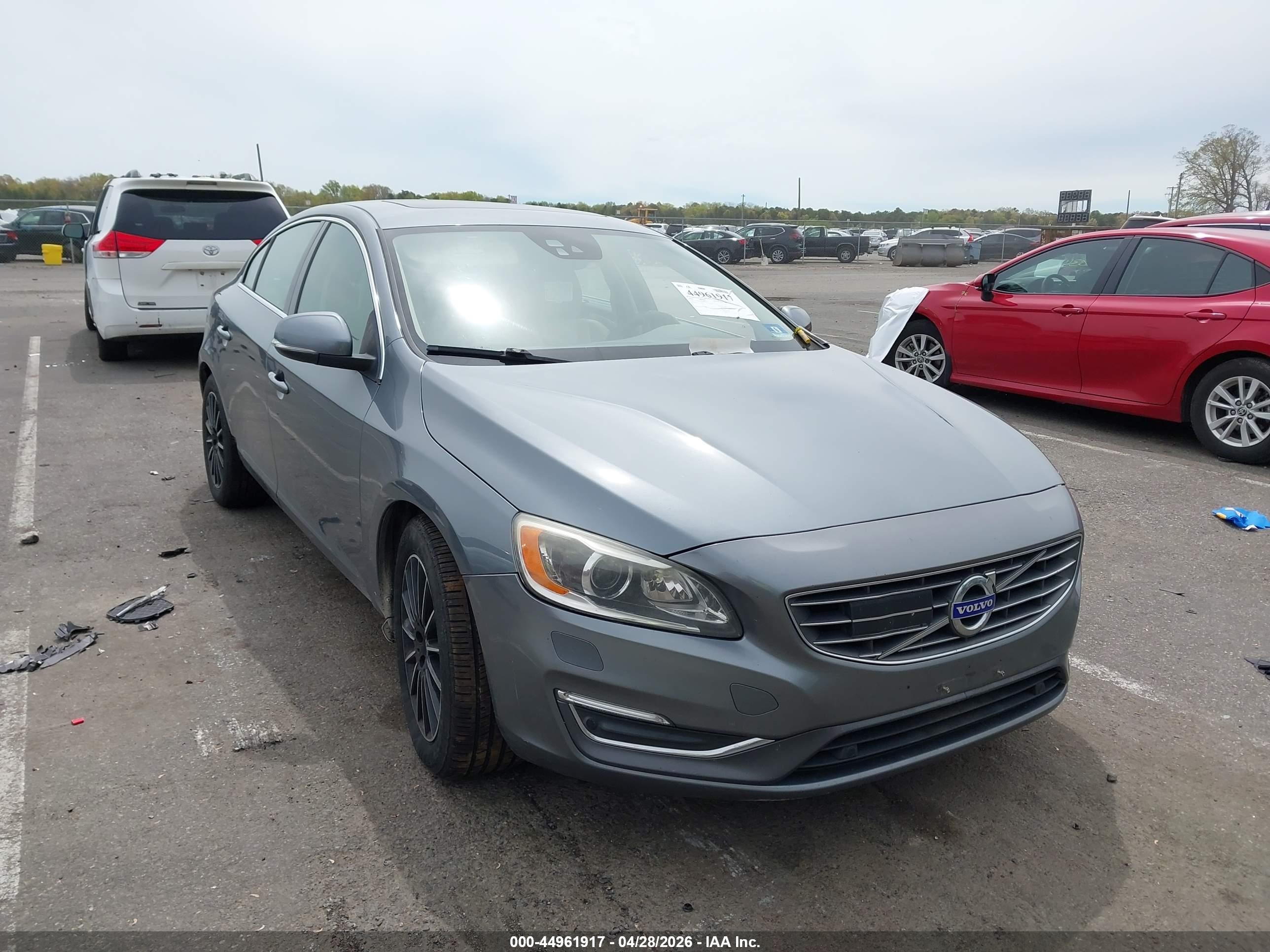 2016 Volvo S60 T5 Drive-E Platinum, VIN LYV402FM8GB099462 — Front end