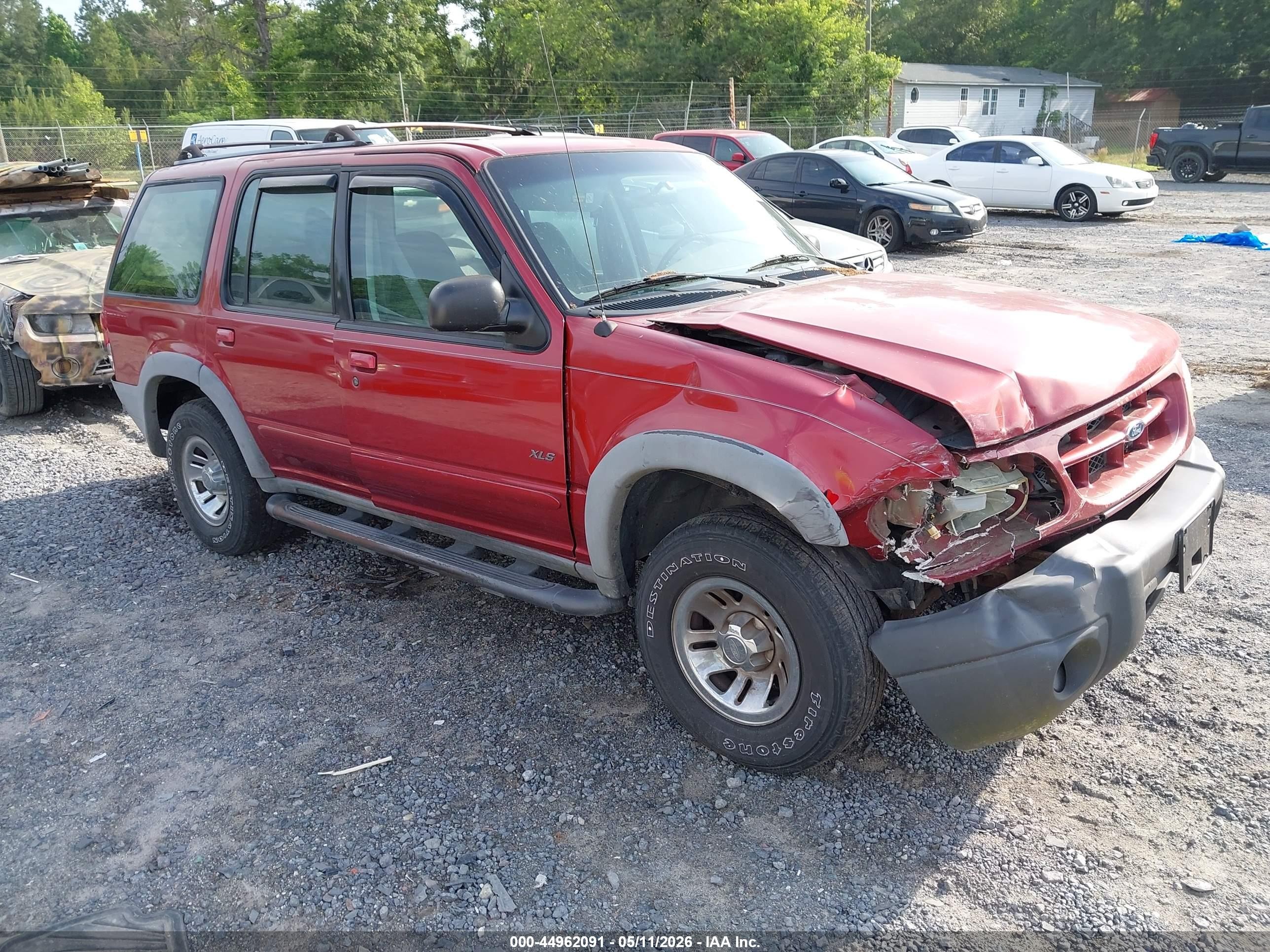 2001 Ford Explorer XLS, VIN 1FMZU62E01UB47917 — Side