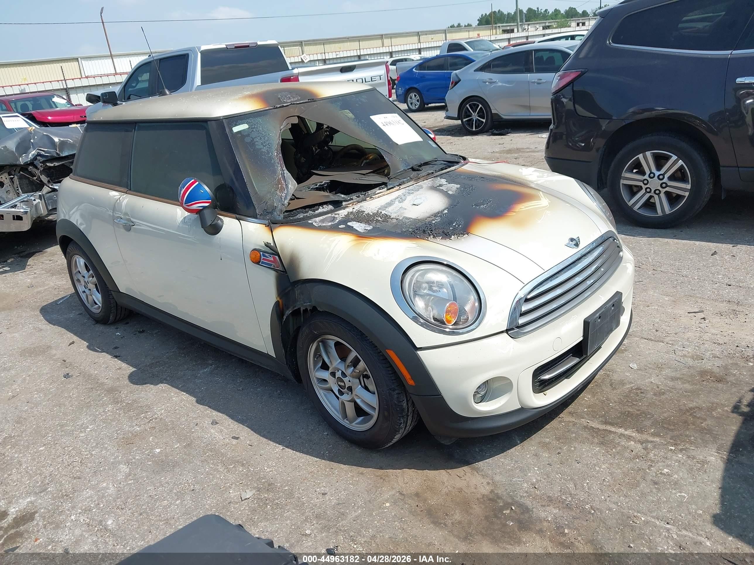 2013 MINI Hardtop, VIN WMWSU3C51DT684998 — Пожар в моторном отсеке